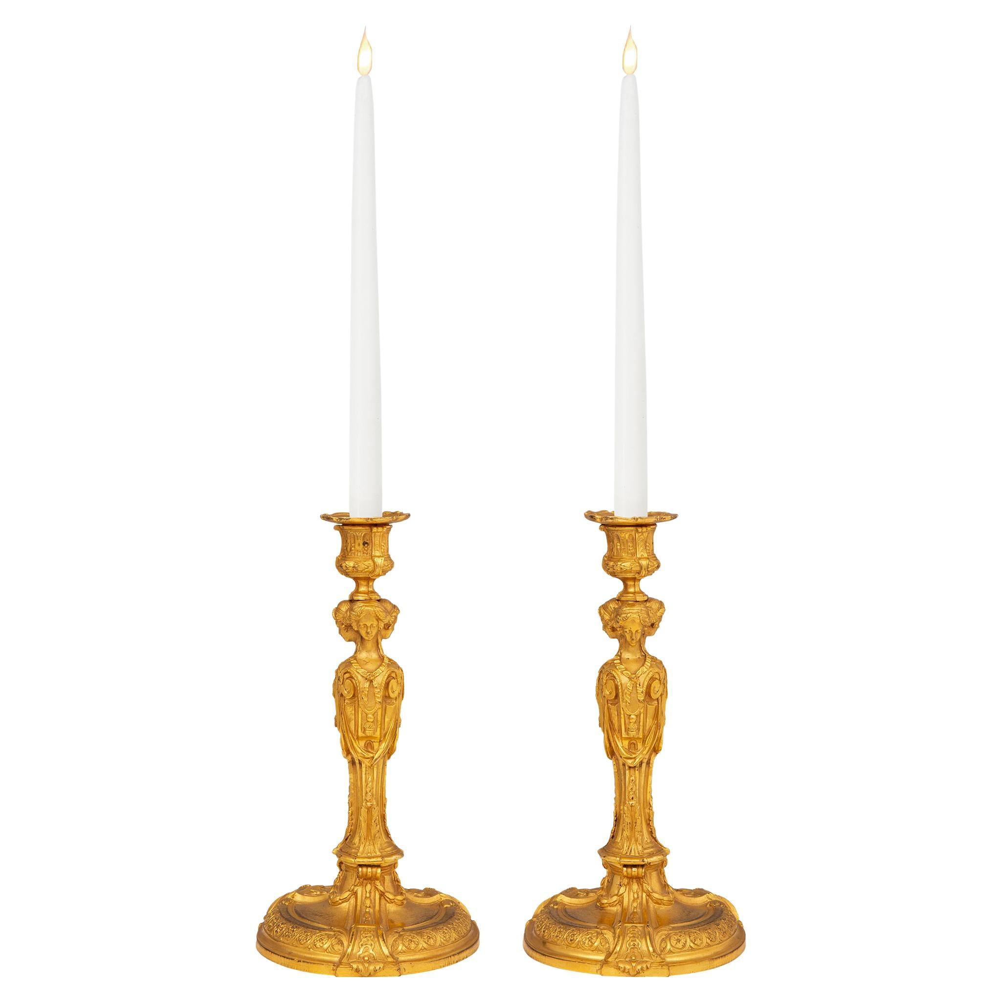 Paar Goldbronze-Kerzenleuchter im Louis-XVI-Stil des frühen 19. Jahrhunderts