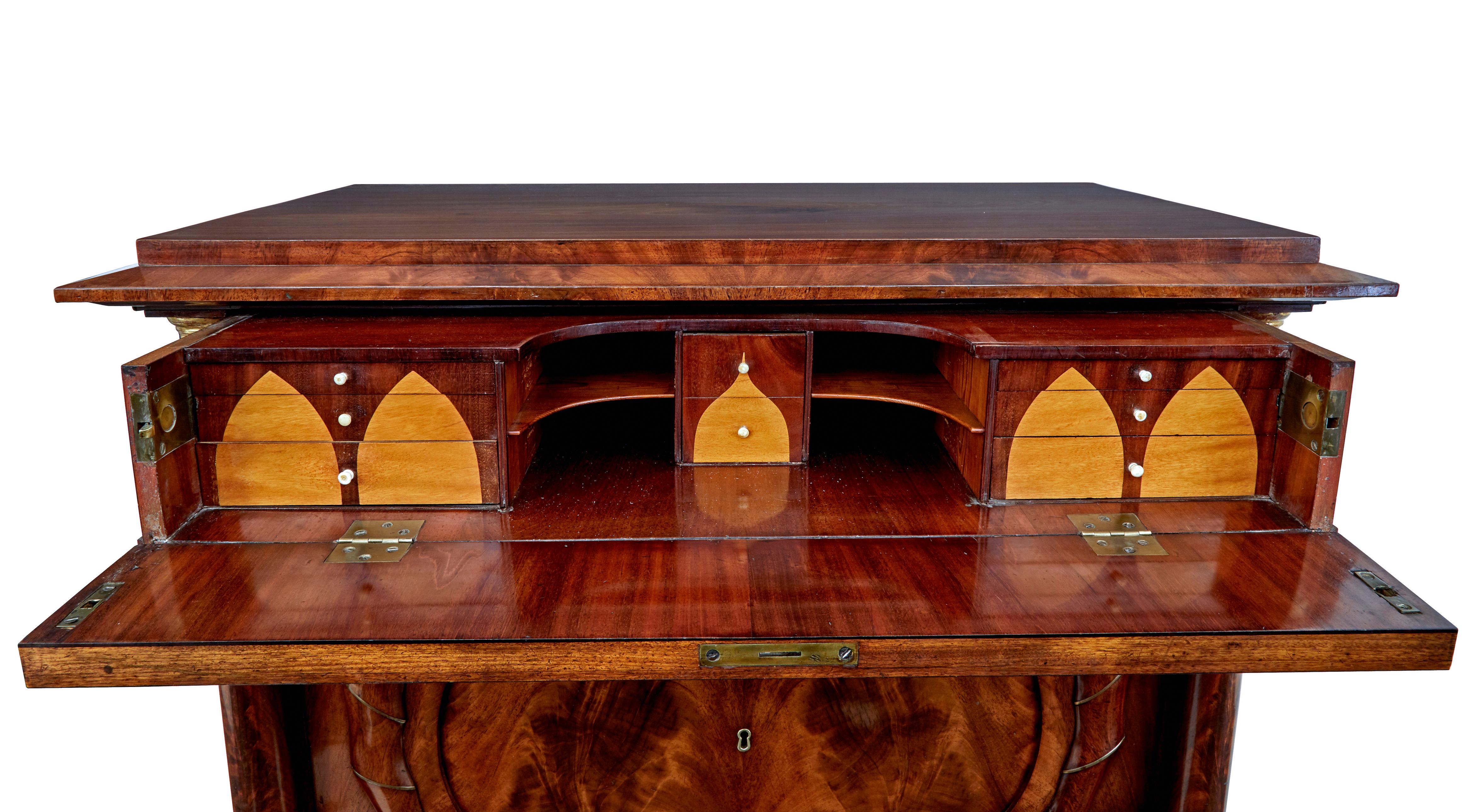 Paire de coffres à secret Biedermeier en acajou du début du 19e siècle en vente 3
