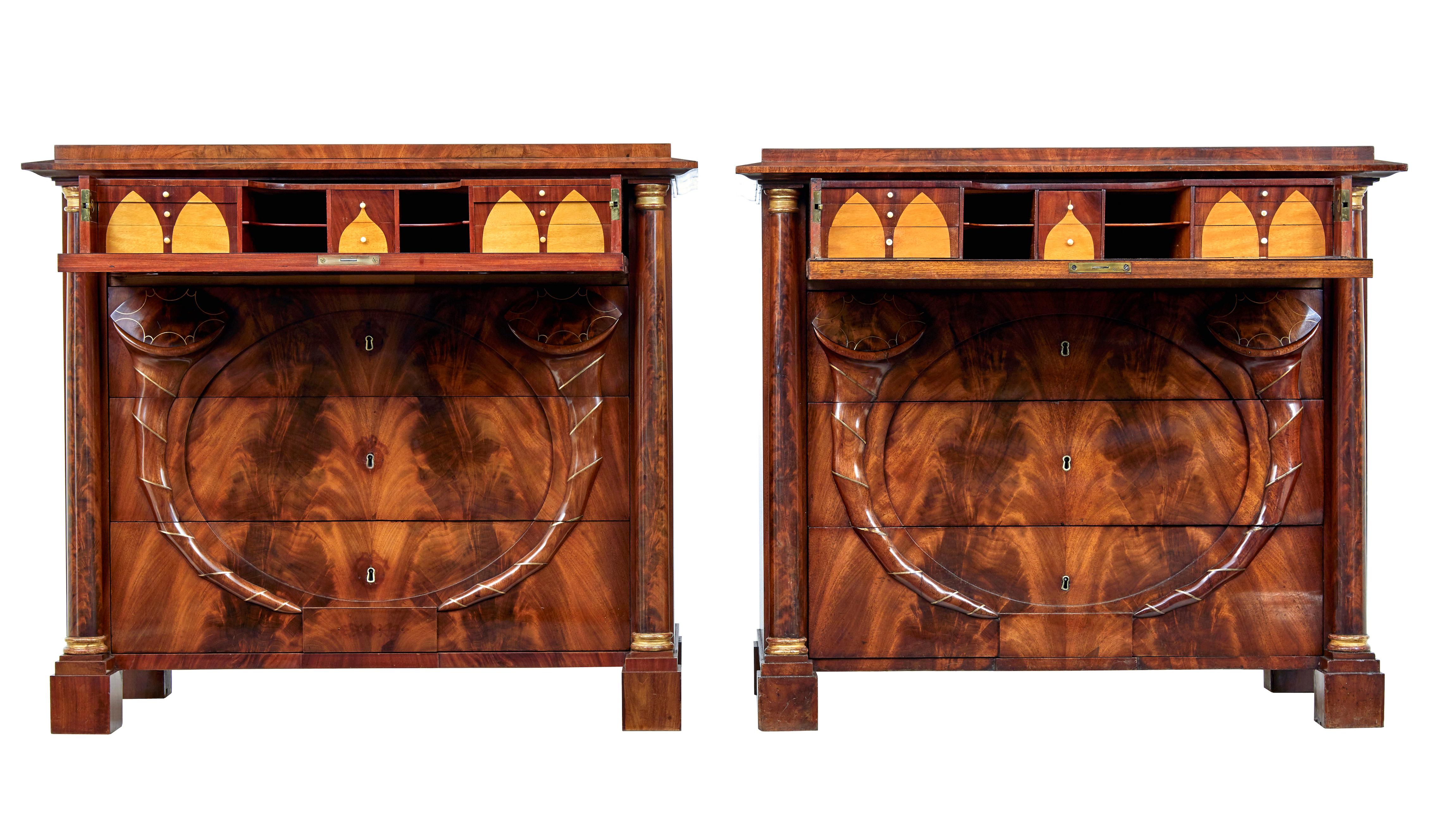 Paire de commodes secrétaires Biedermeier en acajou du début du XIXe siècle, vers 1830.

Rare paire de commodes suédoises d'époque Biedermeier.  4 tiroirs, chaque tiroir supérieur avec un intérieur entièrement équipé de tiroirs en bois satiné et en