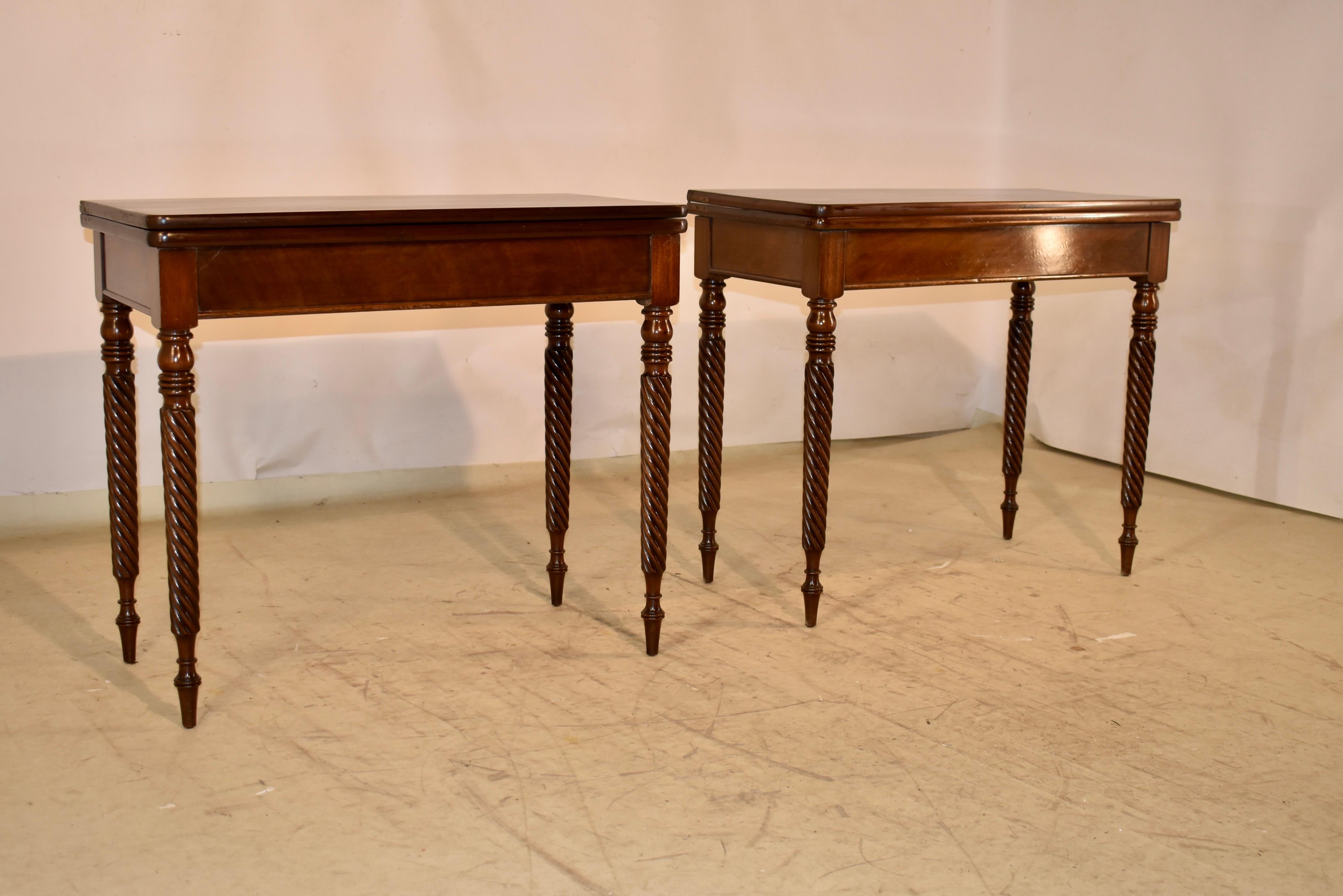 Paire de merveilleuses tables de jeu en acajou du début du 19e siècle, provenant d'Angleterre.  
Cette magnifique paire de tables de jeu peut être utilisée comme console avec les plateaux fermés, ou avec un côté placé contre le mur, ce qui constitue