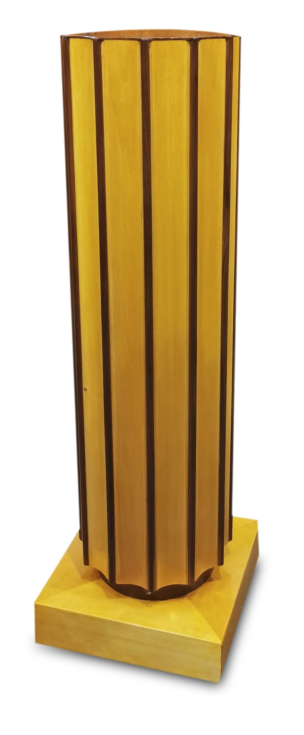 Elegant pair of fluted columns.
They rest on a parallelepiped and are veneered in maple and walnut wood.
the two woods with such different colors, light maple and brown walnut, create a truly unique color contrast.
Ideal for supporting a marble