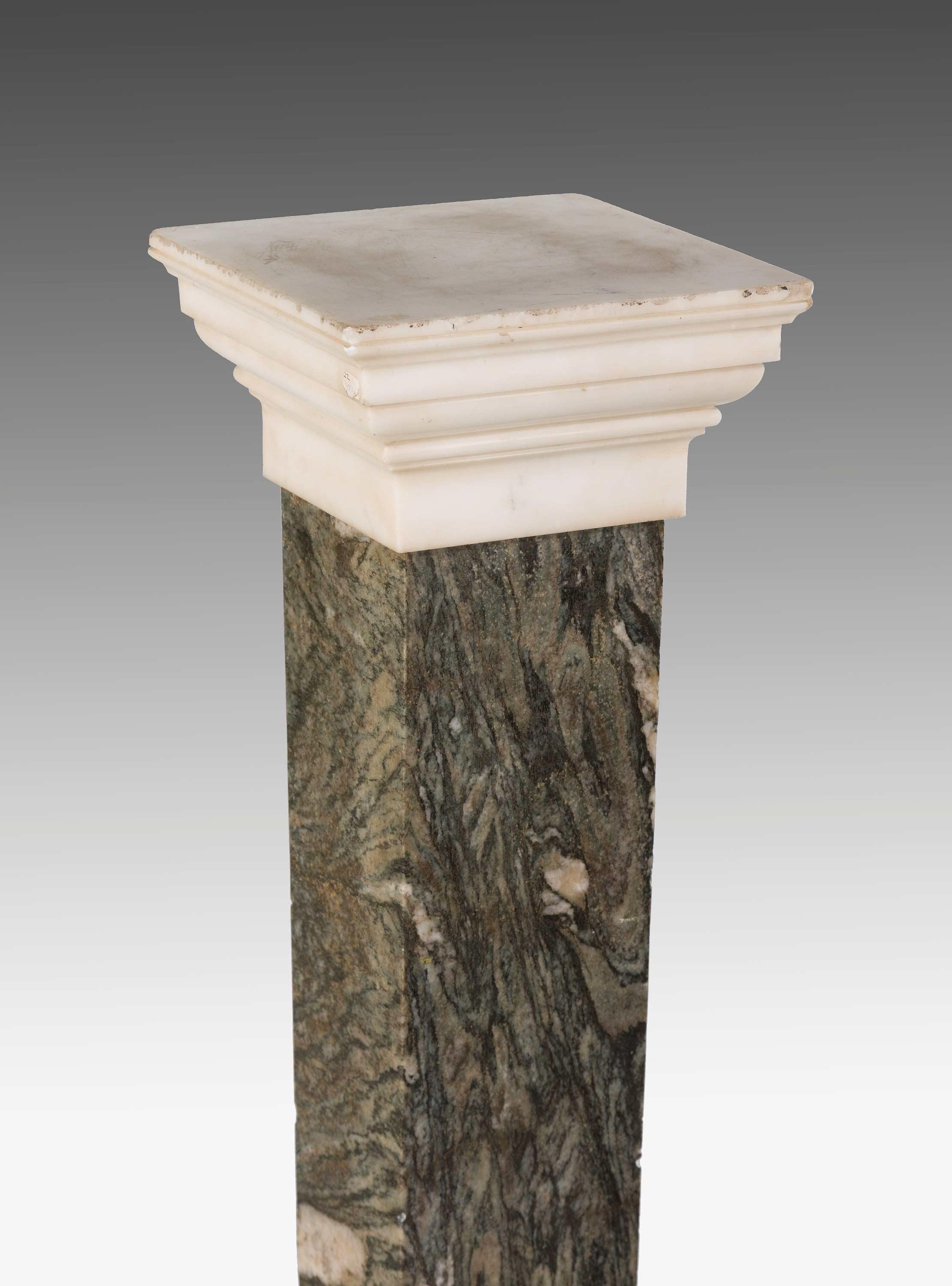 English Pair of Early 19th Century Marble Columns For Sale
