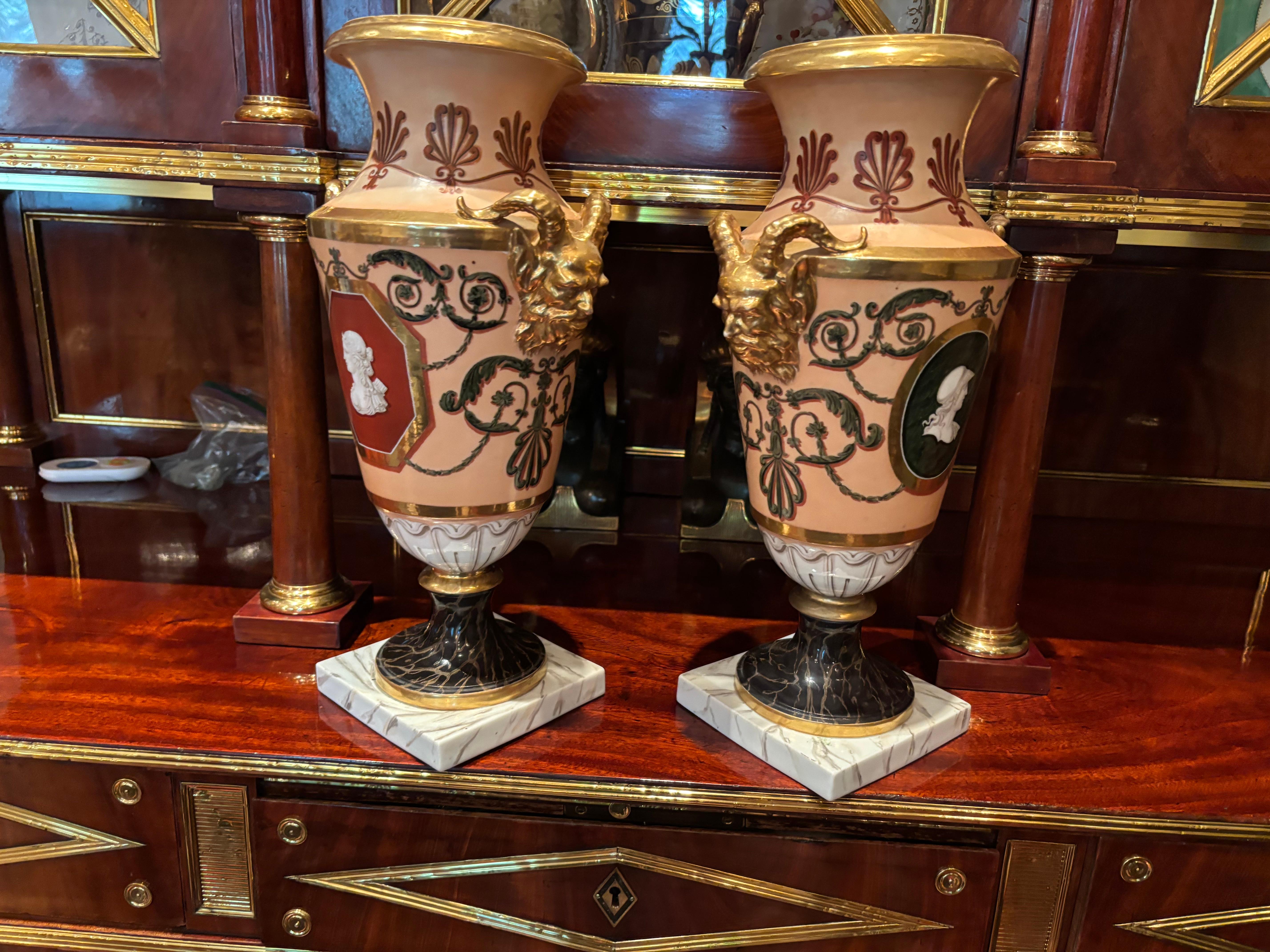 Coppia di vasi in porcellana neoclassica Old Paris dell'inizio del XIX secolo in vendita 2