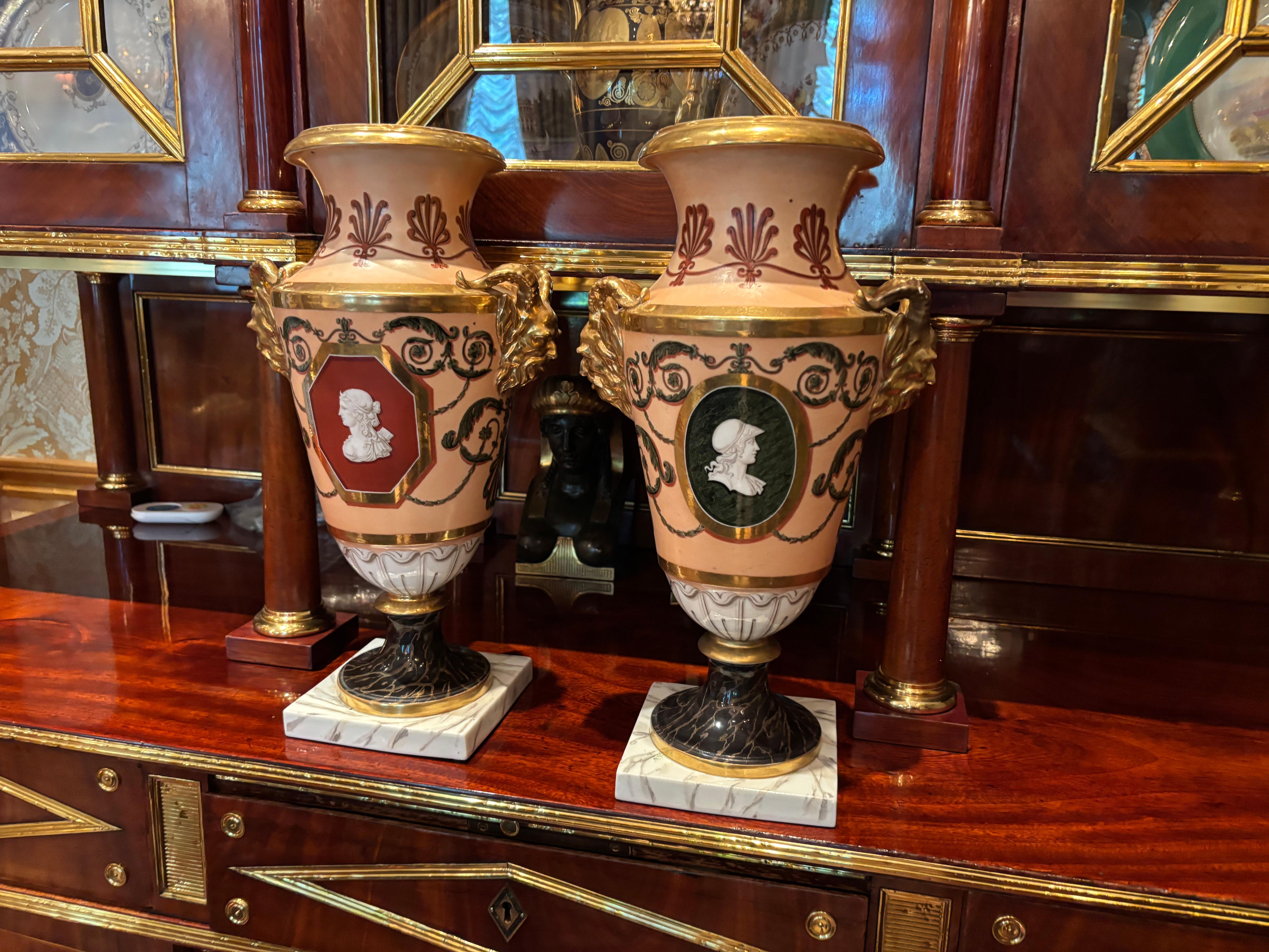 Coppia di vasi in porcellana neoclassica Old Paris dell'inizio del XIX secolo in vendita 3