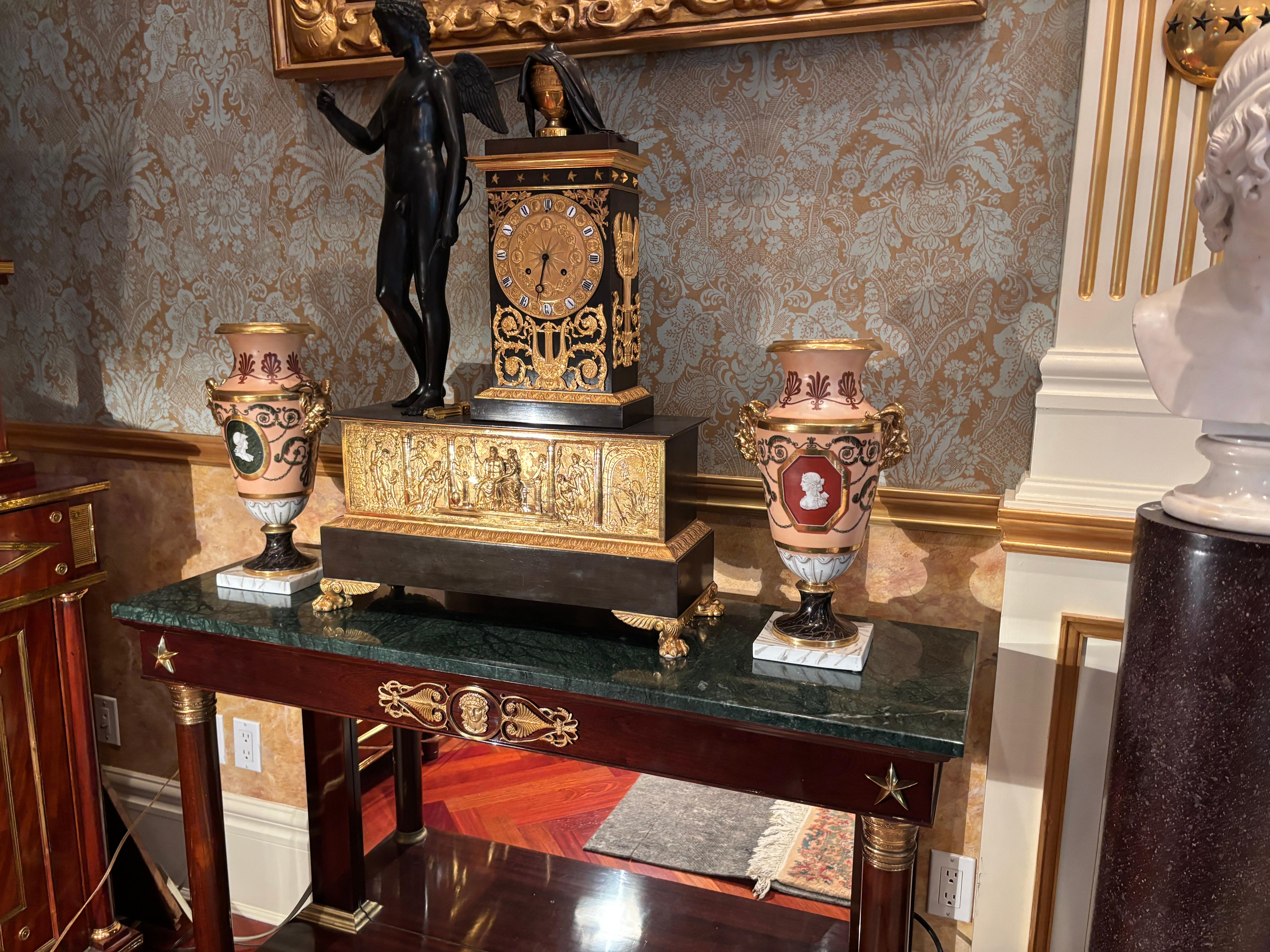 Coppia di vasi in porcellana neoclassica Old Paris dell'inizio del XIX secolo in vendita 4