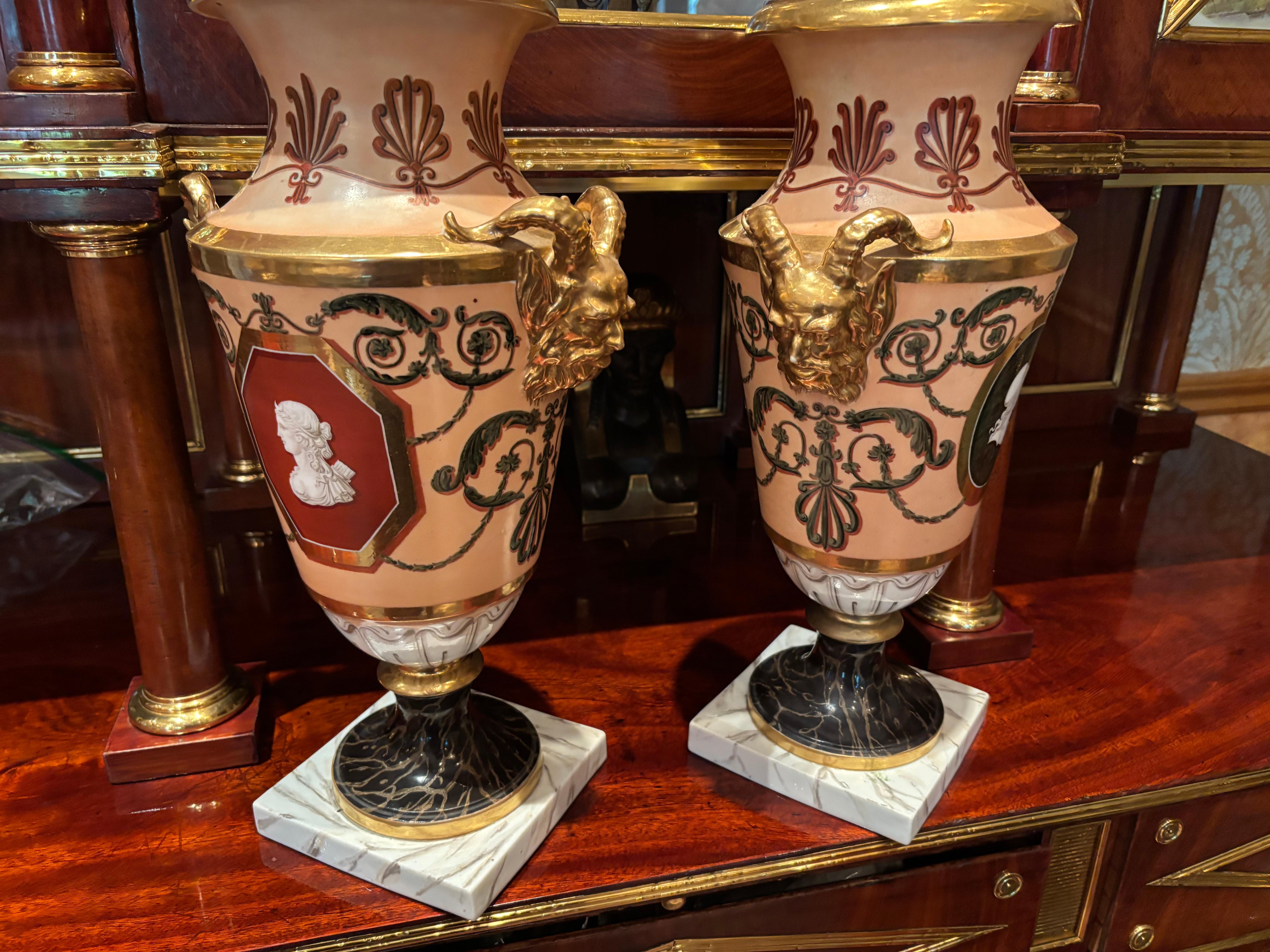 Coppia di vasi in porcellana neoclassica Old Paris dell'inizio del XIX secolo in vendita 1