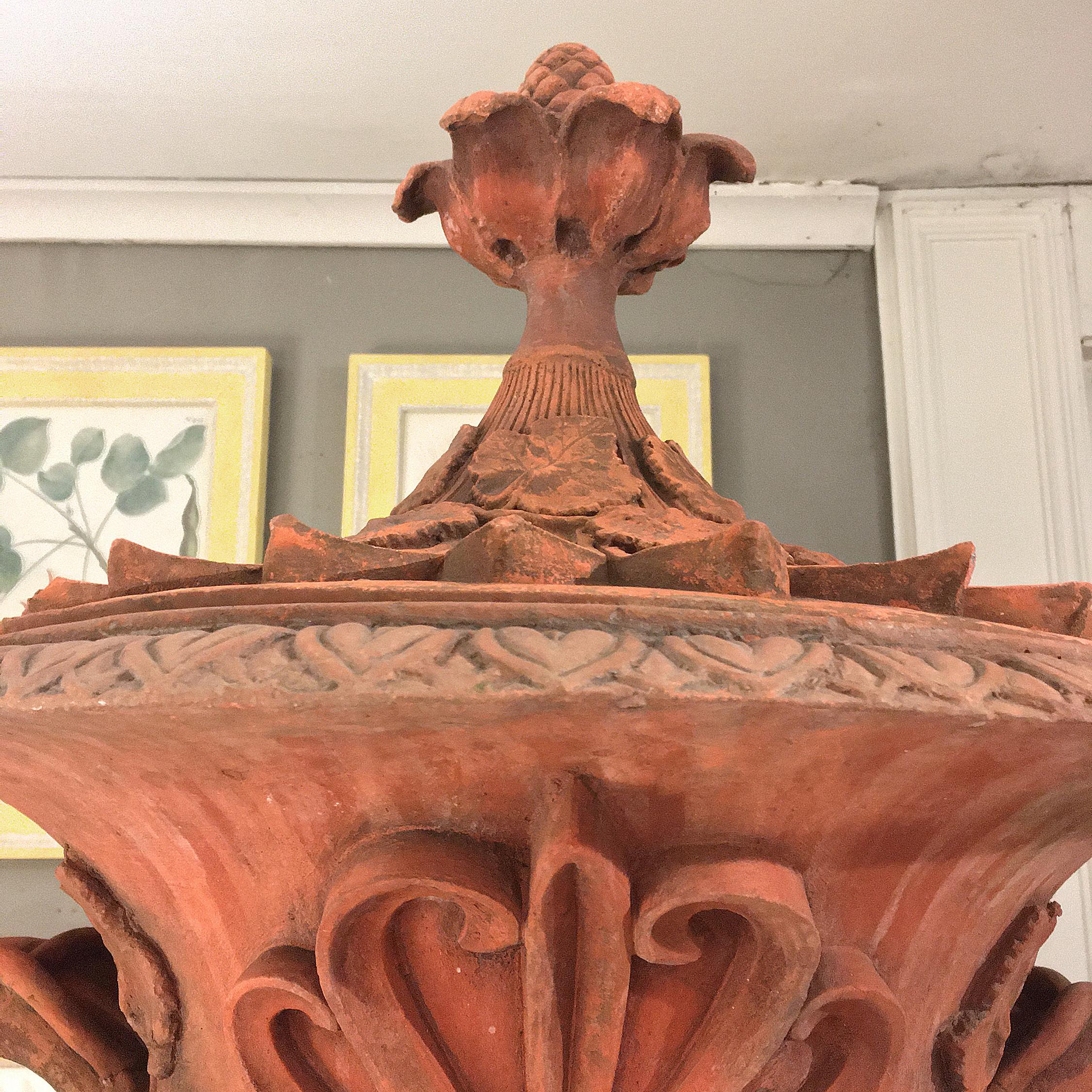 Paar neoklassizistische Terrakotta-Urnen und -Deckel des frühen 19. Jahrhunderts auf Sockeln (Regency) im Angebot
