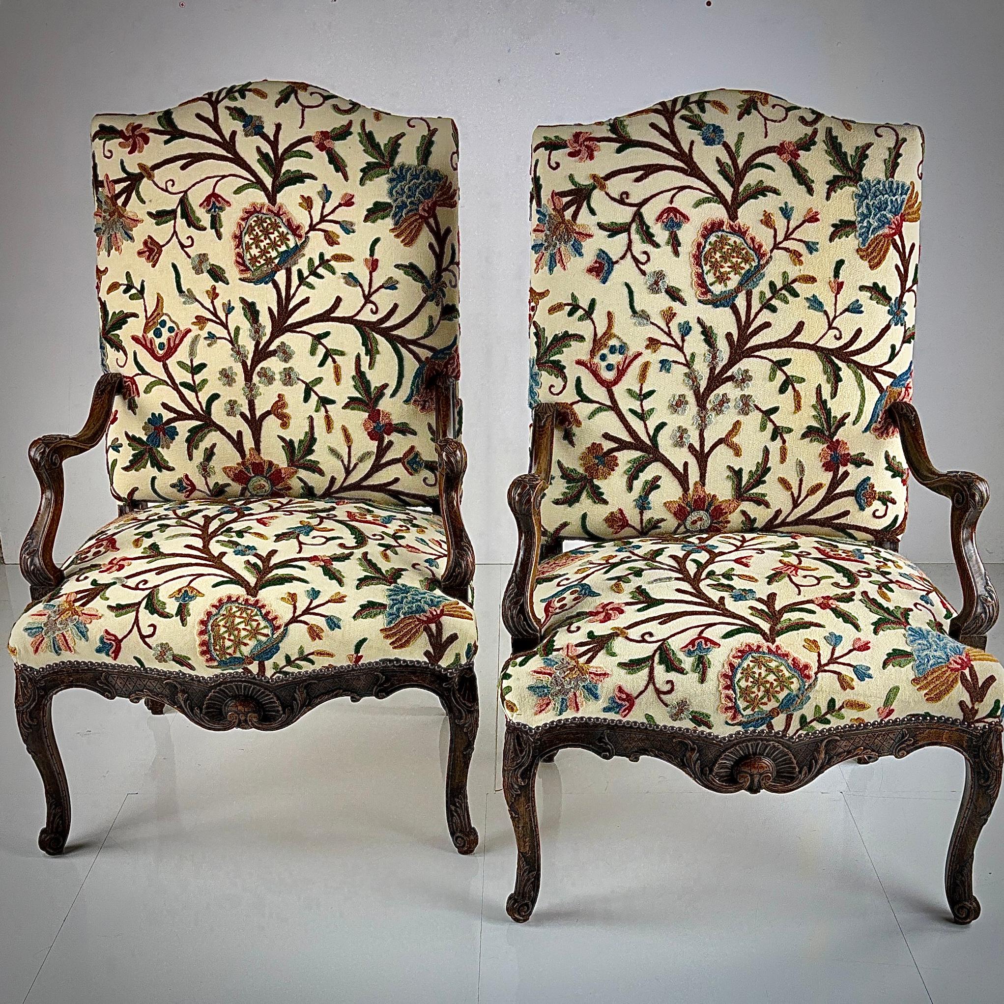 Paar offene französische Sessel des frühen 19. Jahrhunderts. Erstklassiger Zustand. Neu gepolstert in Vintage Crewel Work. Frankreich CIRCA 1860.