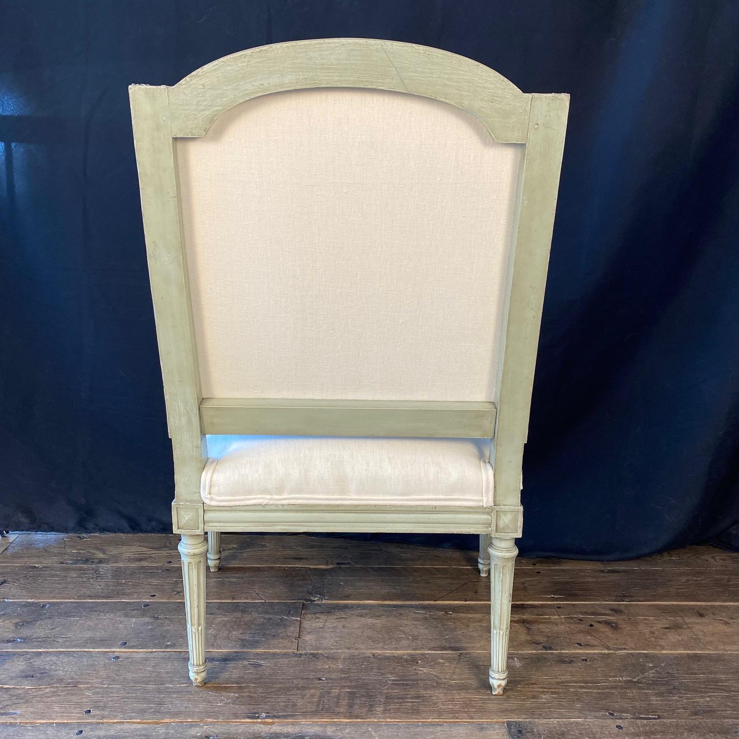 Pareja de Fauteils franceses Luis XVI de principios del siglo XIX pintados con respaldo cuadrado en venta 5