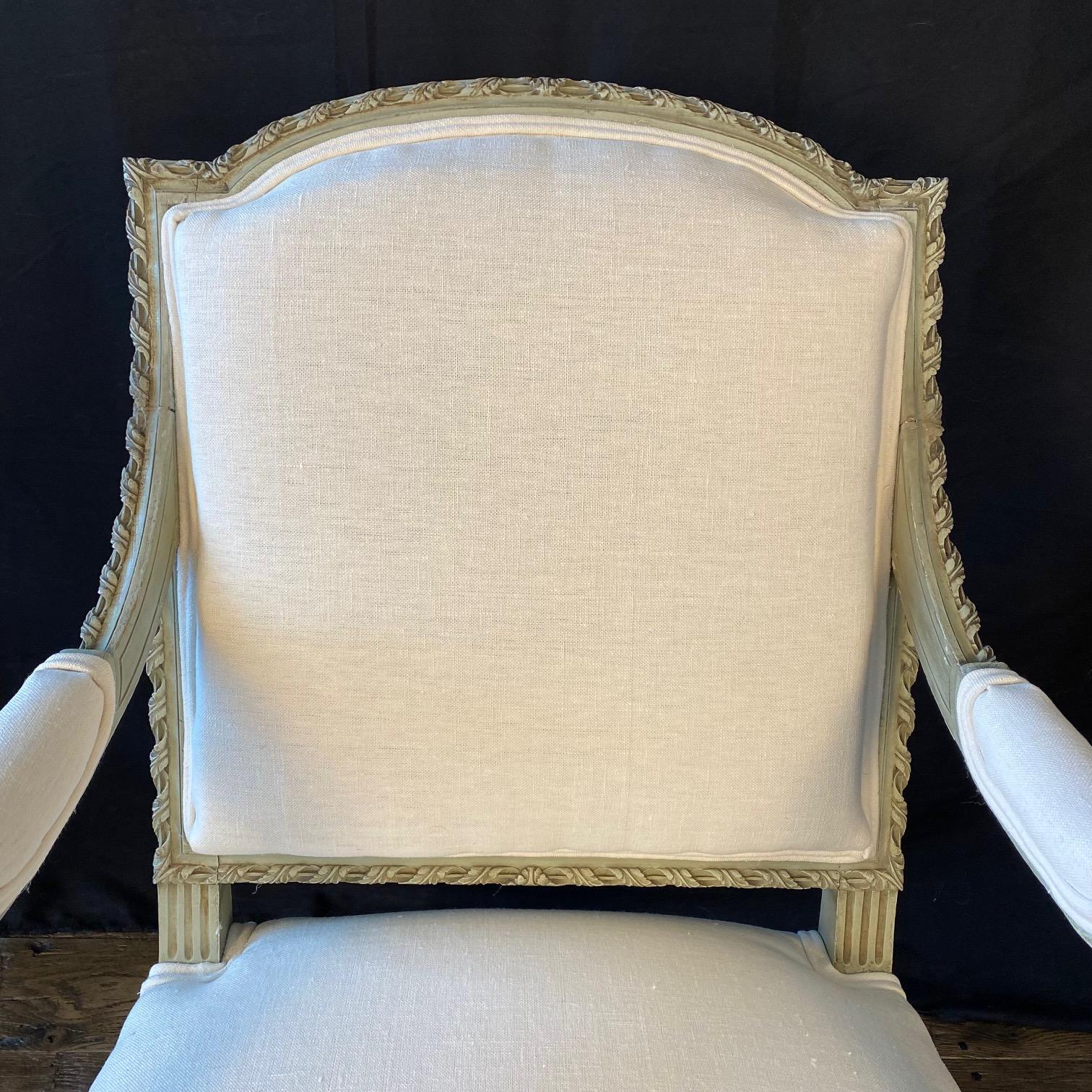 Pareja de Fauteils franceses Luis XVI de principios del siglo XIX pintados con respaldo cuadrado en venta 3