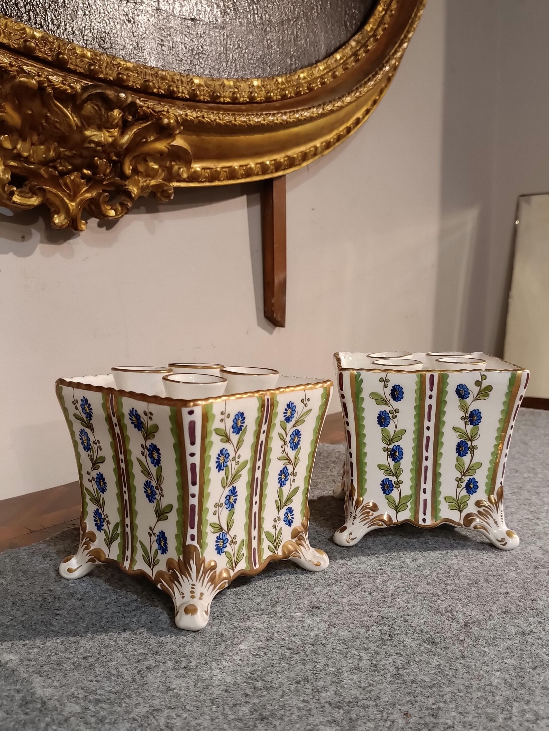 Hand-Crafted PAIR OF EARLY 19th CENTURY POLYCHROME PORCELAIN FLOWER VASE For Sale