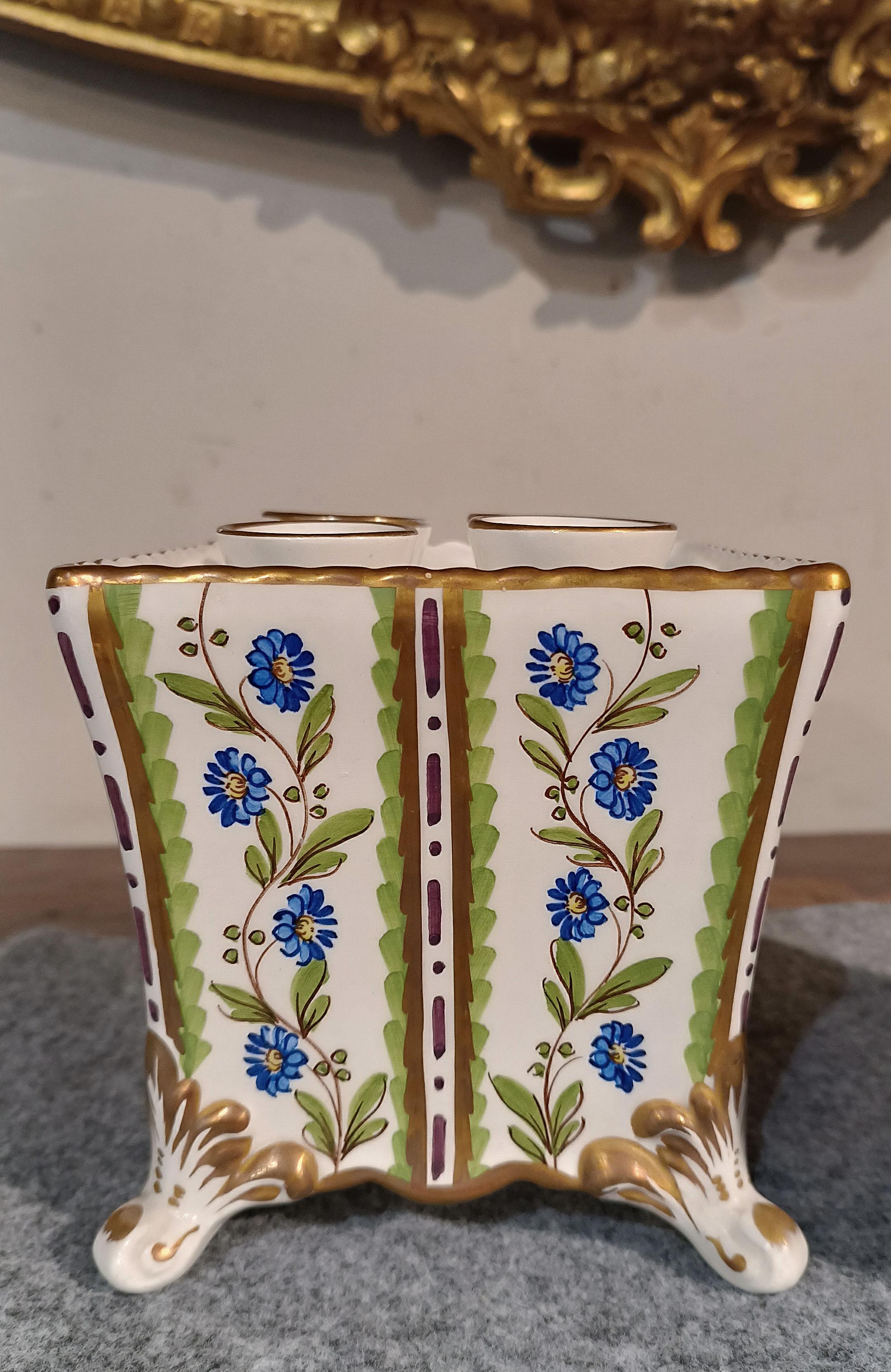 PAIR OF EARLY 19th CENTURY POLYCHROME PORCELAIN FLOWER VASE In Good Condition For Sale In Firenze, FI