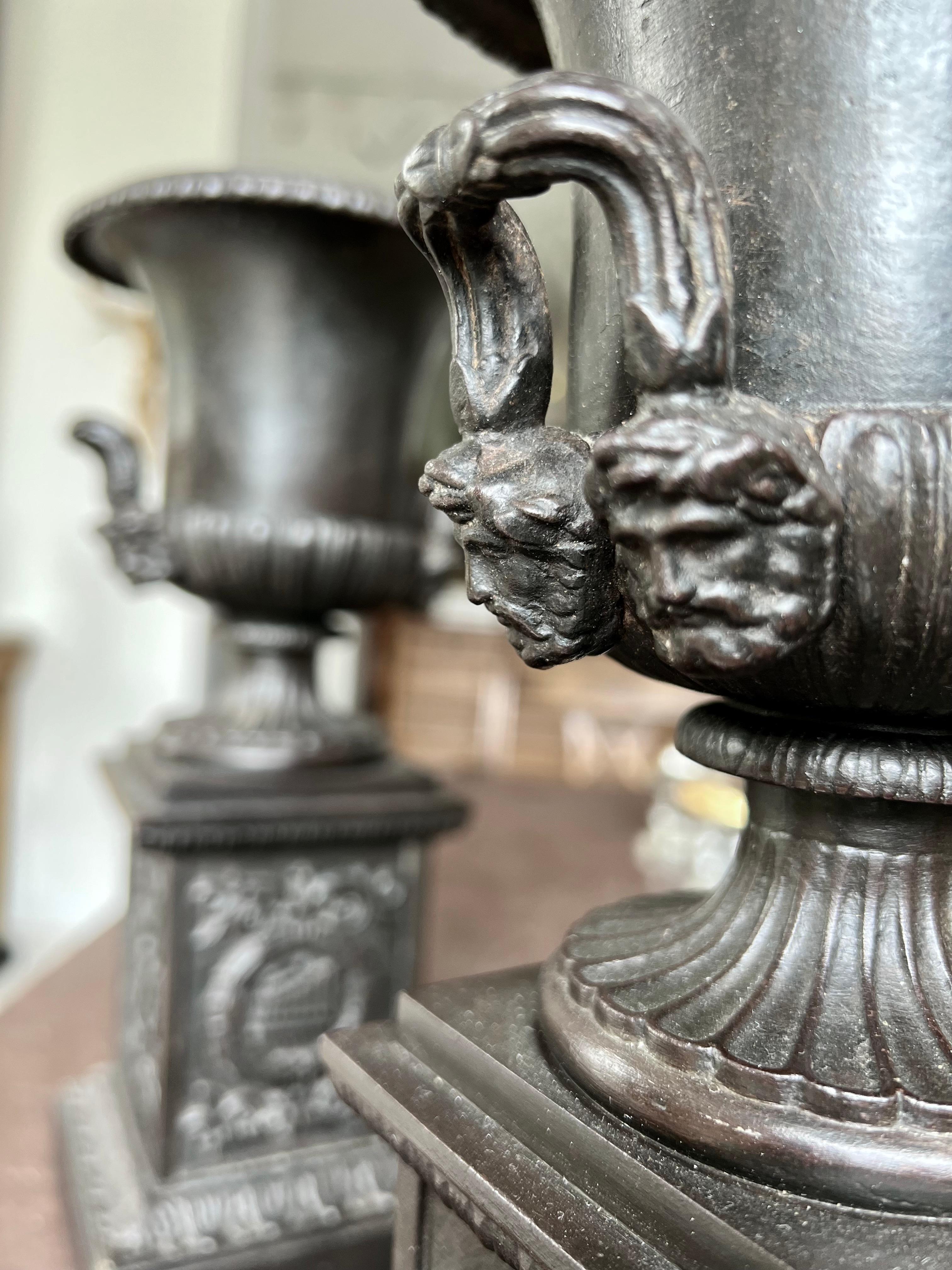 Paire de vases en fonte de Prusse du début du 19ème siècle - Urnes Fer de Berlin Bon état - En vente à Worpswede / Bremen, DE