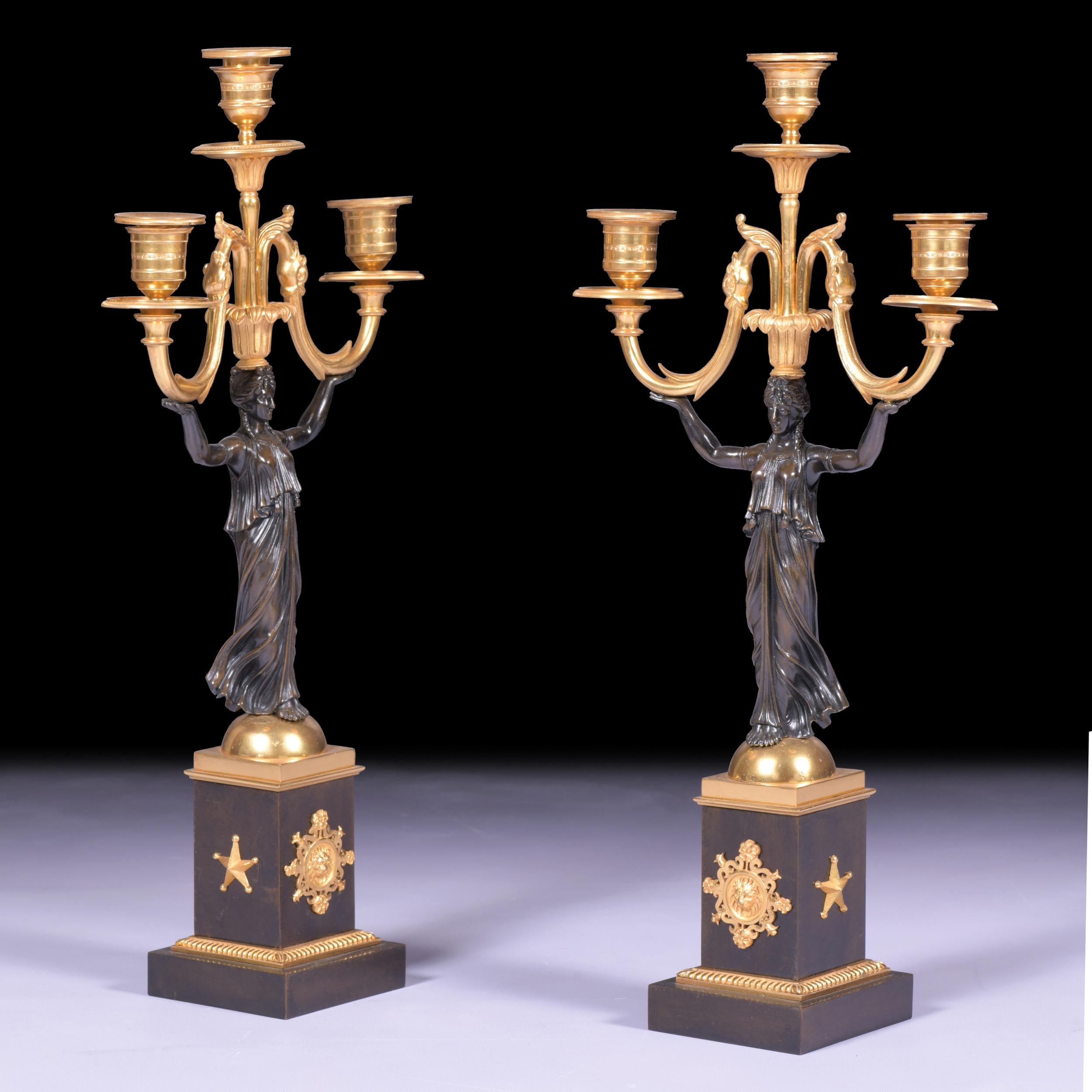 Ein atemberaubendes Paar französischer 3-Licht-Kandelaber aus patinierter Bronze und Ormolu im neoklassischen Stil des 19. Jeder Kandelaber steht auf einem quadratischen Sockel mit Ormolu-Stützen und Blattwerk unter einem Perlenband. Der patinierte