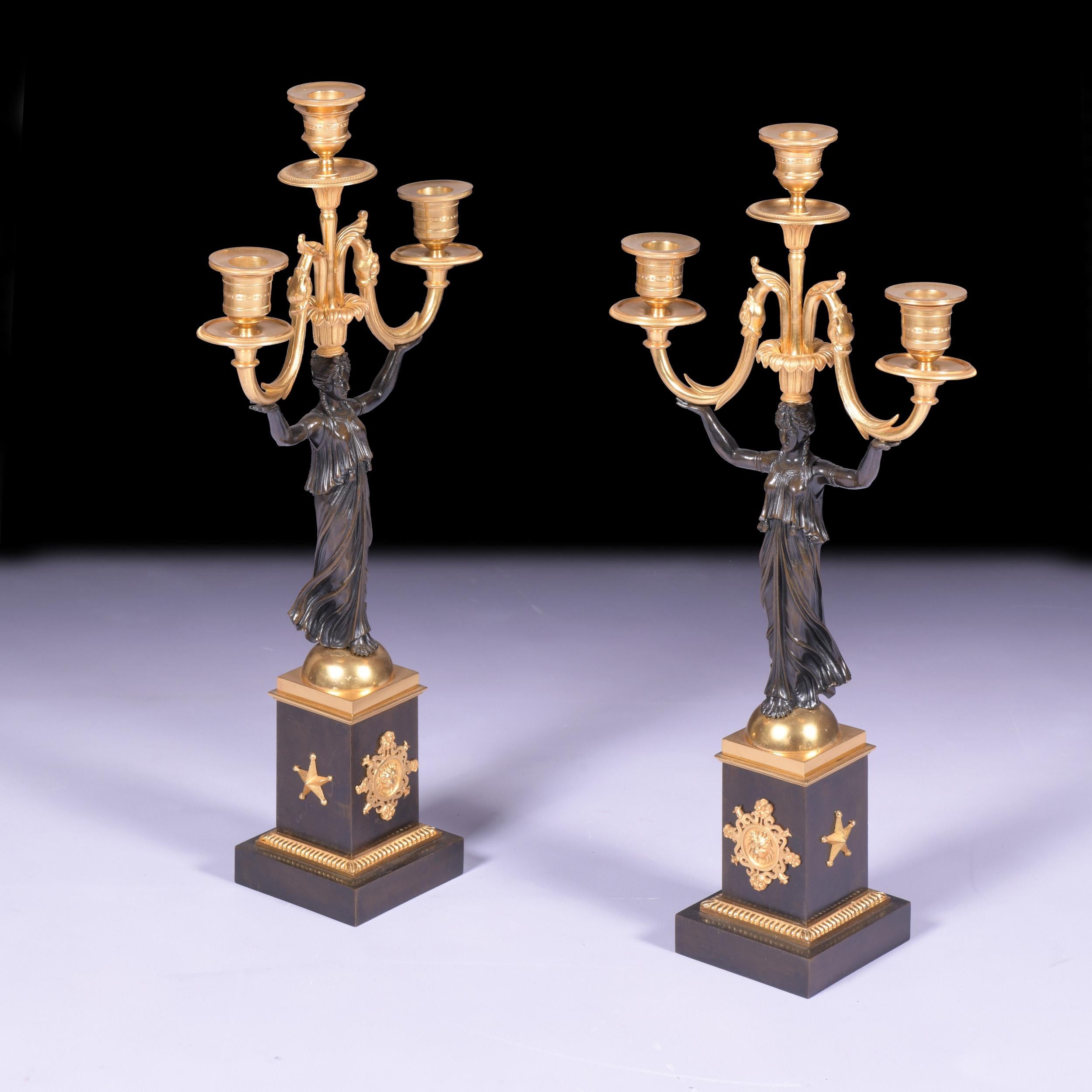 Néoclassique Paire de chandeliers en bronze et bronze doré de style Régence du début du 19e siècle en vente