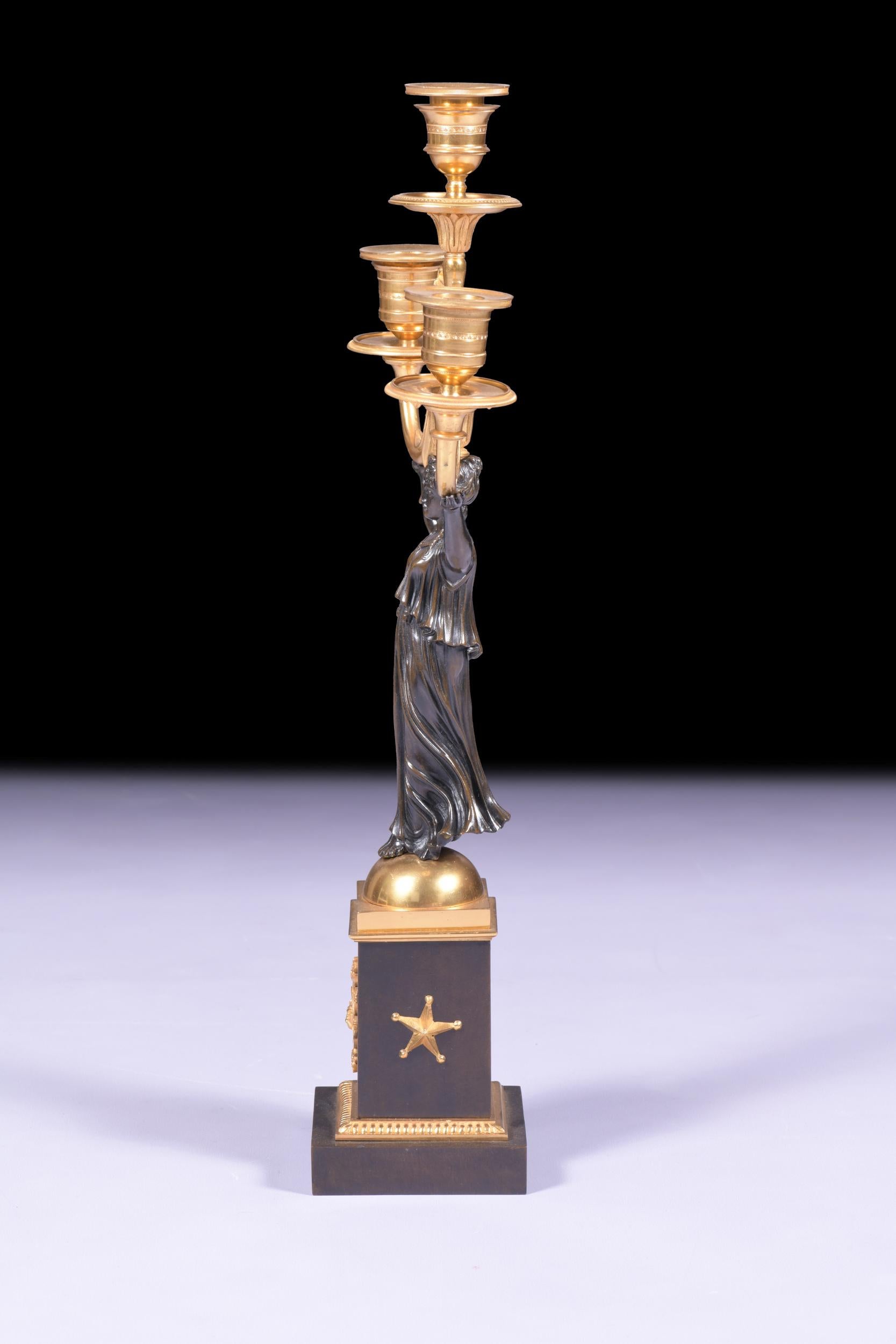 Patiné Paire de chandeliers en bronze et bronze doré de style Régence du début du 19e siècle en vente