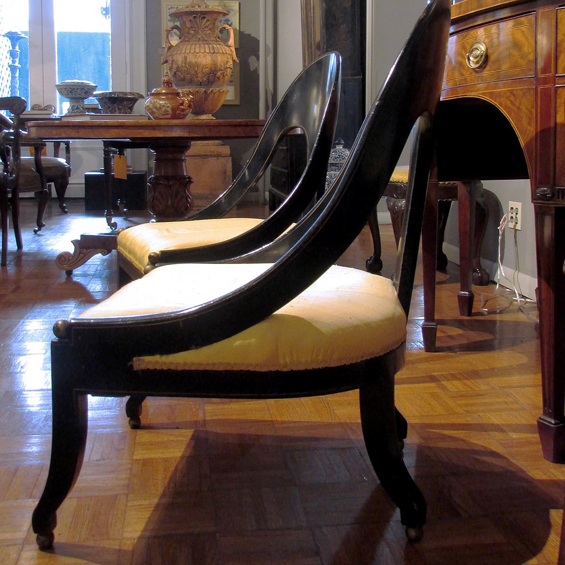 Pair of Early 19th Century Regency Ebonized and Gilt Spoon Back Slipper Chairs In Excellent Condition In New York, NY