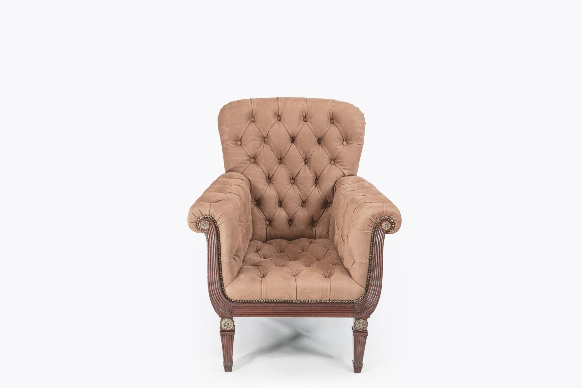 Paire de fauteuils de bibliothèque de style Régence du début du 19e siècle à façade en forme de lyre, à la manière de Gillows of Lancaster. Le dossier est flanqué d'accoudoirs à enroulements et repose sur des cadres en acajou en forme de lyre, avec