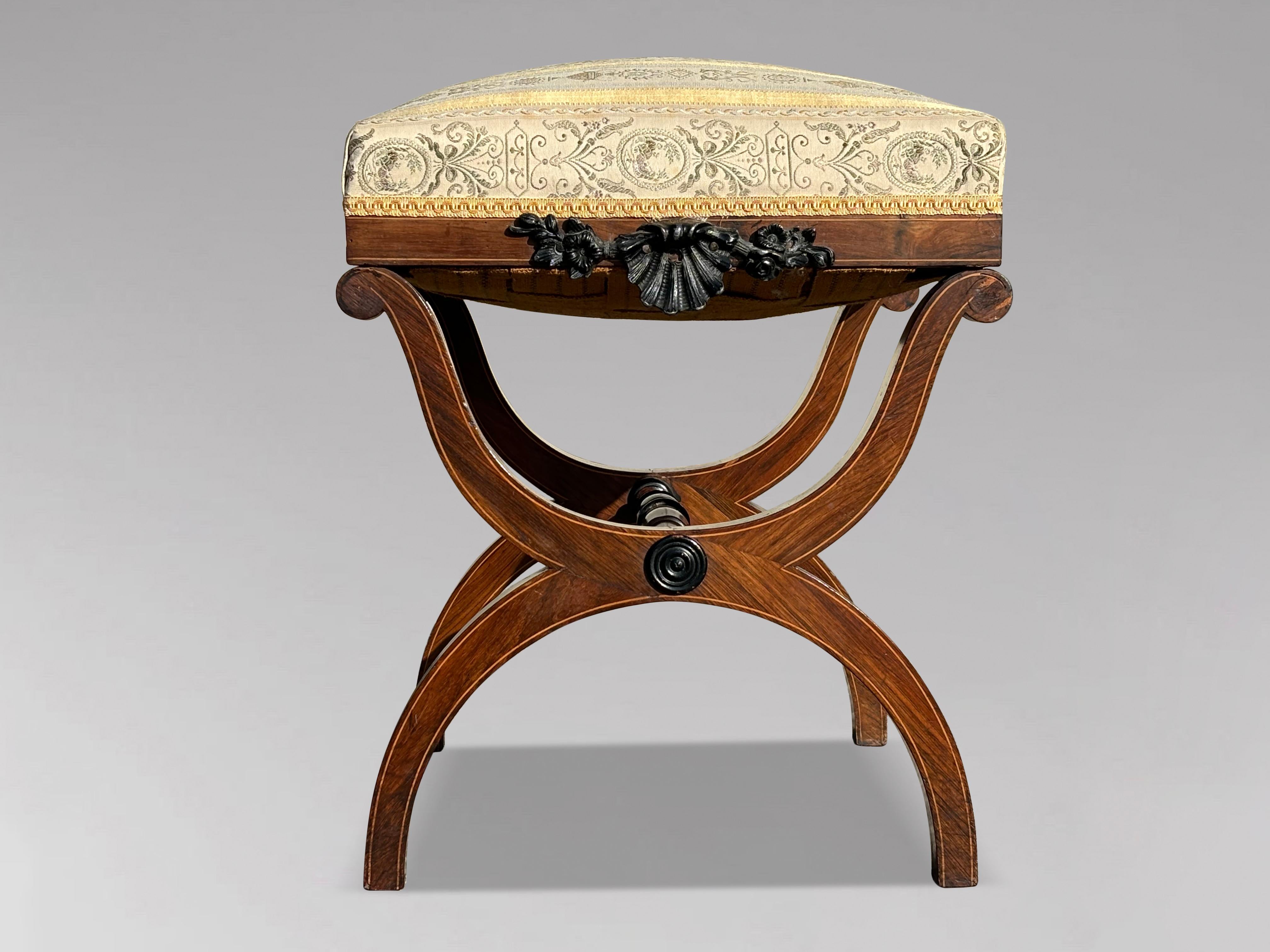 Paire de tabourets à cordes en acajou et bois de satin du début du 19e siècle de la période Régence en vente 2