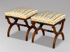 Coppia di sgabelli per corde in mogano e legno satinato del periodo Regency del primo Ottocento