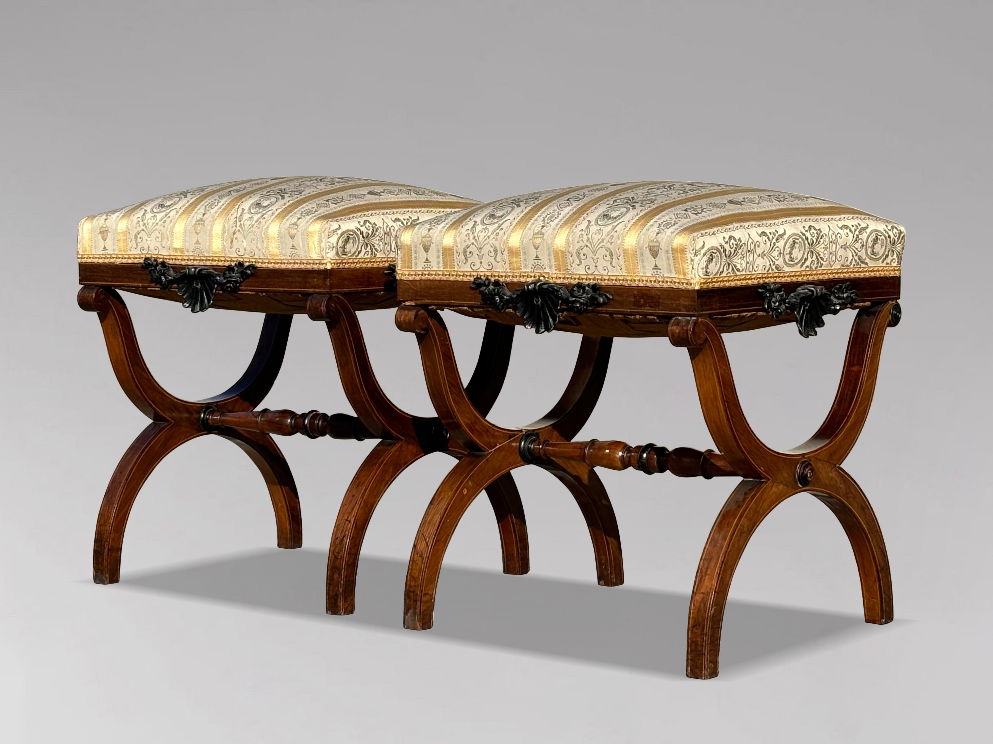 Regency Paire de tabourets à cordes en acajou et bois de satin du début du 19e siècle de la période Régence en vente