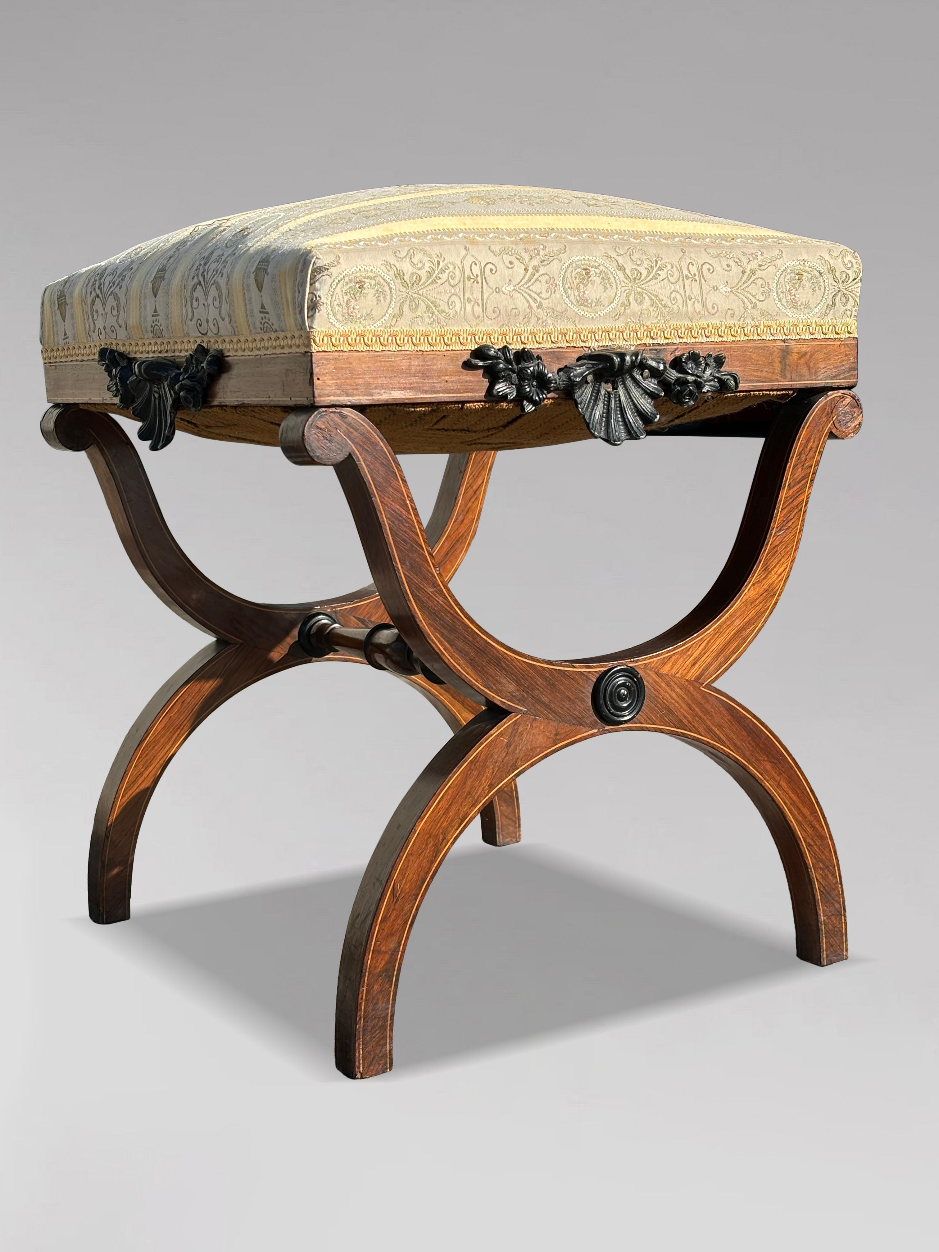 Britannique Paire de tabourets à cordes en acajou et bois de satin du début du 19e siècle de la période Régence en vente
