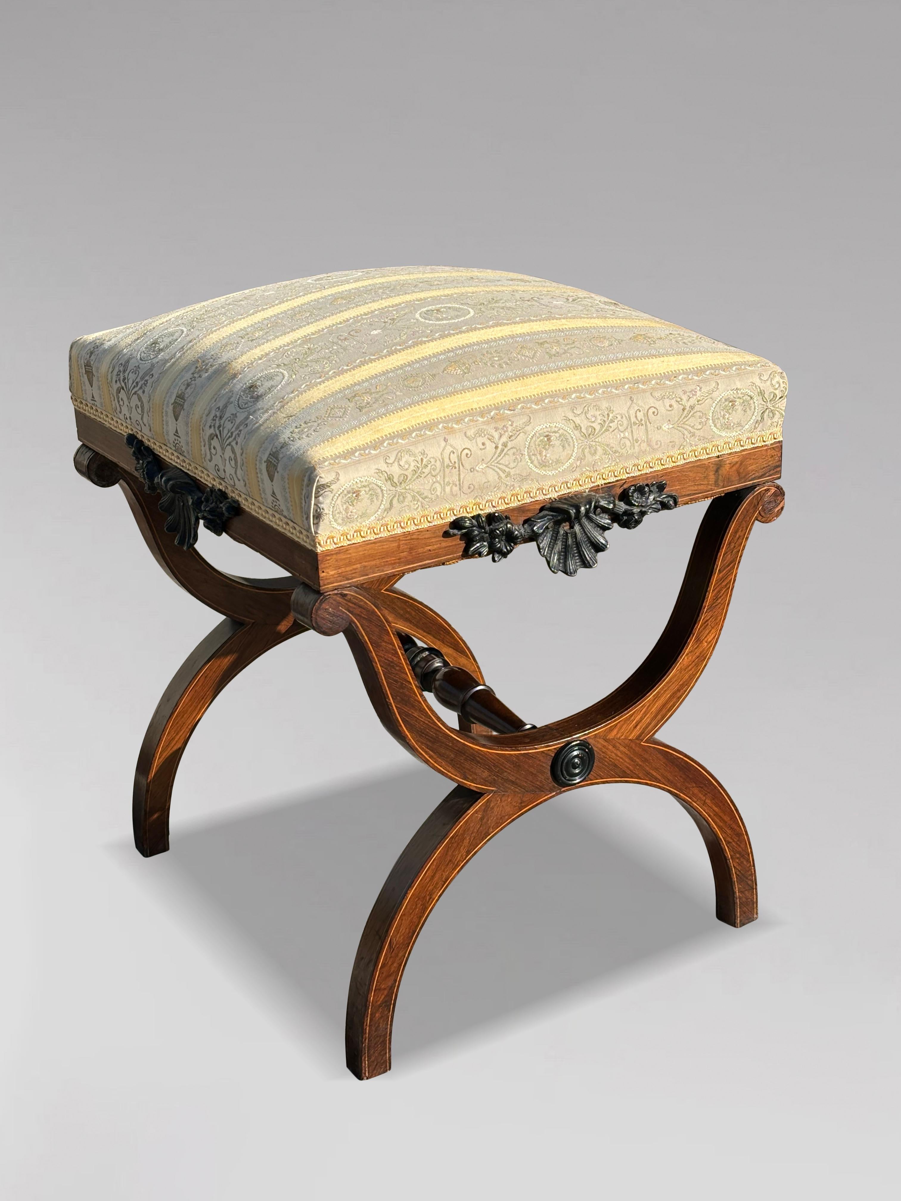 Incrusté Paire de tabourets à cordes en acajou et bois de satin du début du 19e siècle de la période Régence en vente