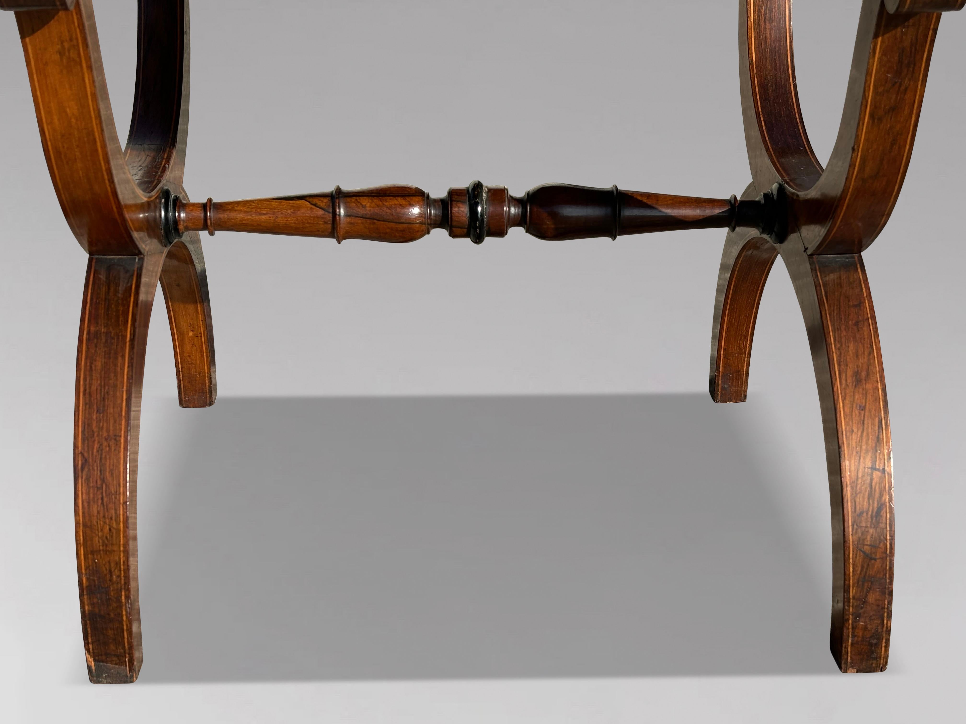 Paire de tabourets à cordes en acajou et bois de satin du début du 19e siècle de la période Régence Bon état - En vente à Petworth,West Sussex, GB