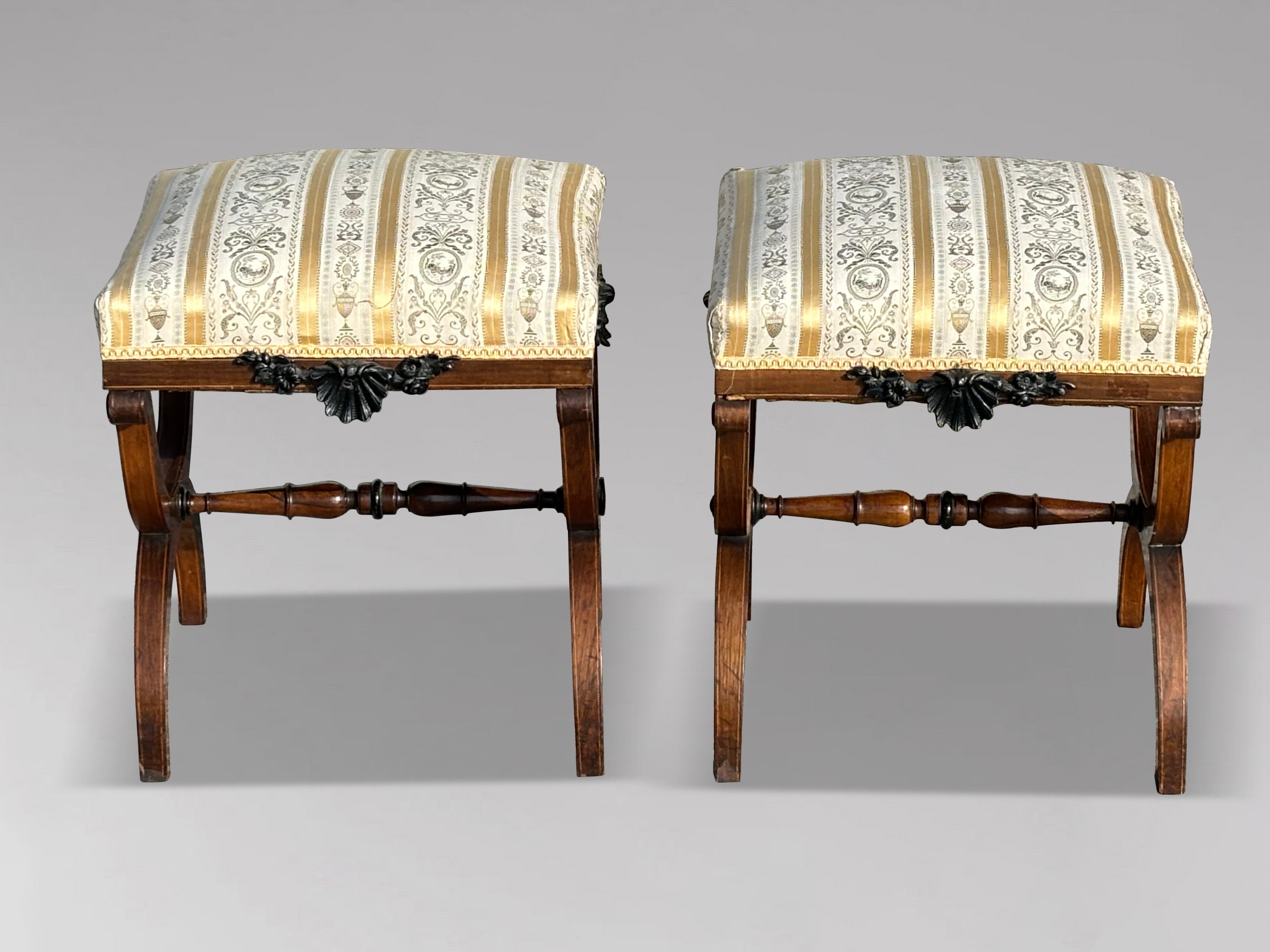 Acajou Paire de tabourets à cordes en acajou et bois de satin du début du 19e siècle de la période Régence en vente