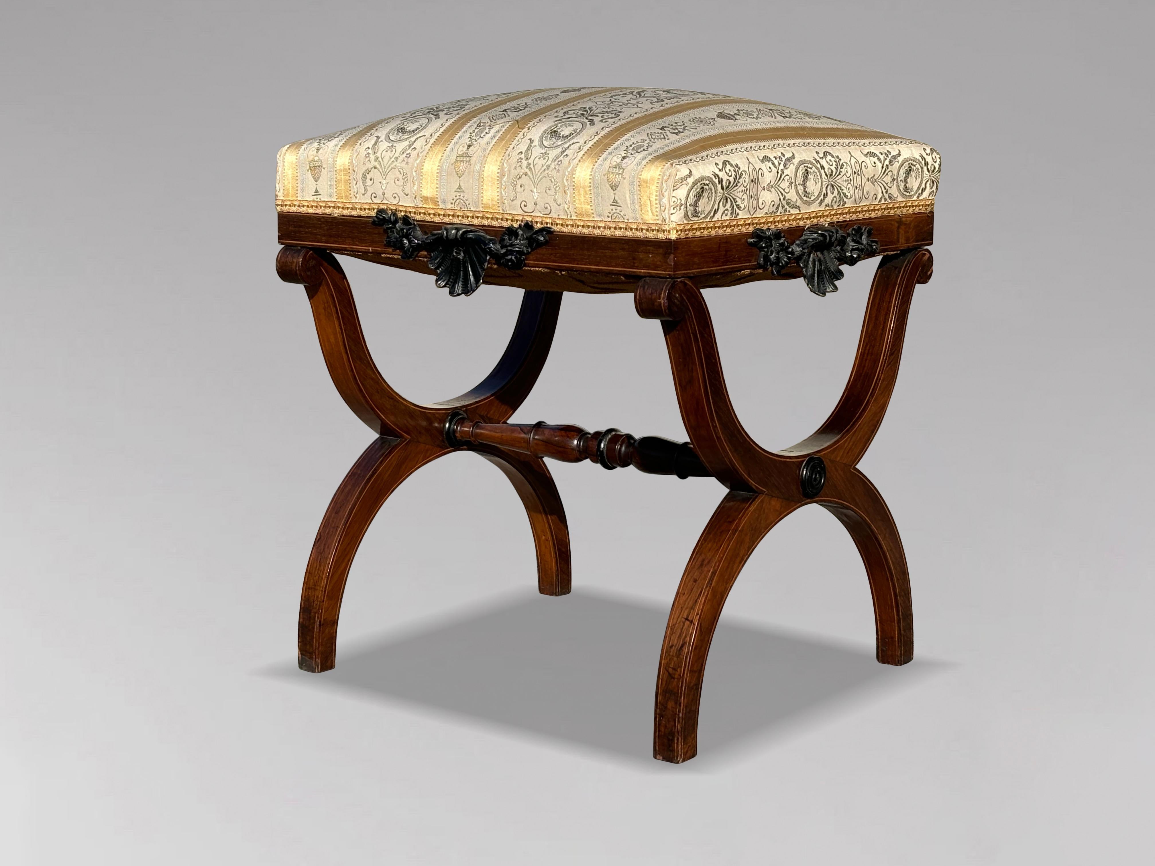 Paire de tabourets à cordes en acajou et bois de satin du début du 19e siècle de la période Régence en vente 1