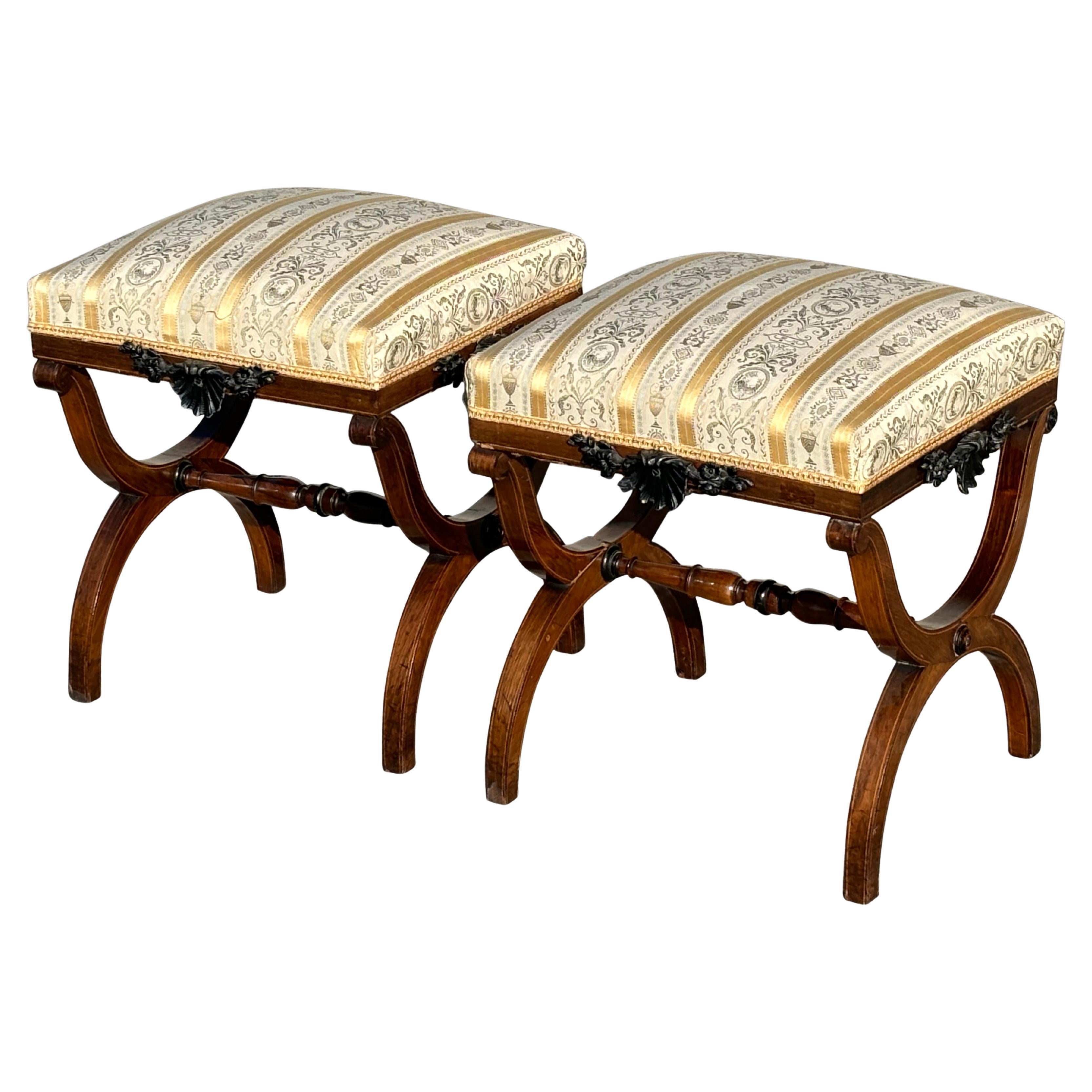 Paire de tabourets à cordes en acajou et bois de satin du début du 19e siècle de la période Régence