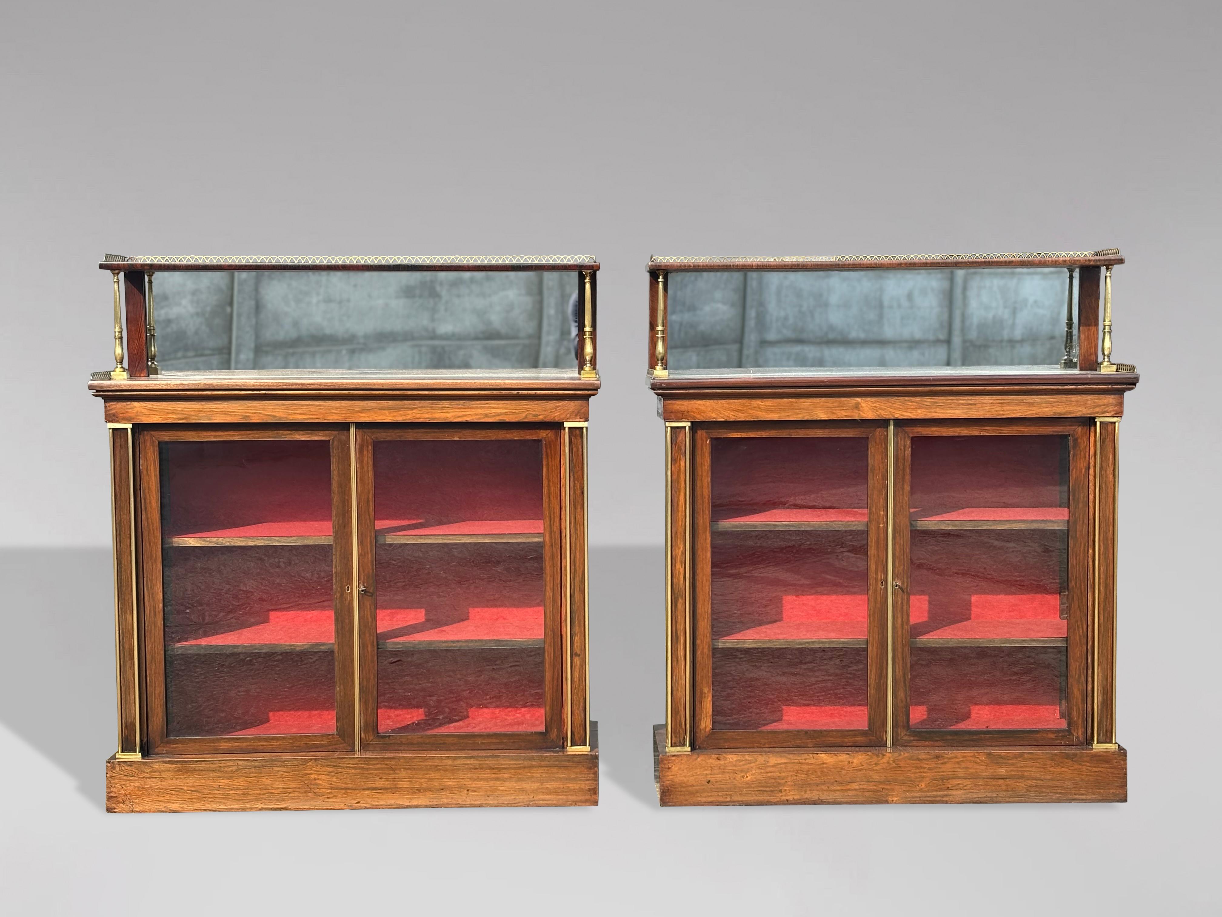 Una bella coppia di chiffoniere in legno di palissandro con montatura in ottone del XIX secolo. Questa coppia attraente e di alta qualità presenta uno schienale a gallerie in ottone con un unico ripiano, sostenuto da colonne in ottone a forma di