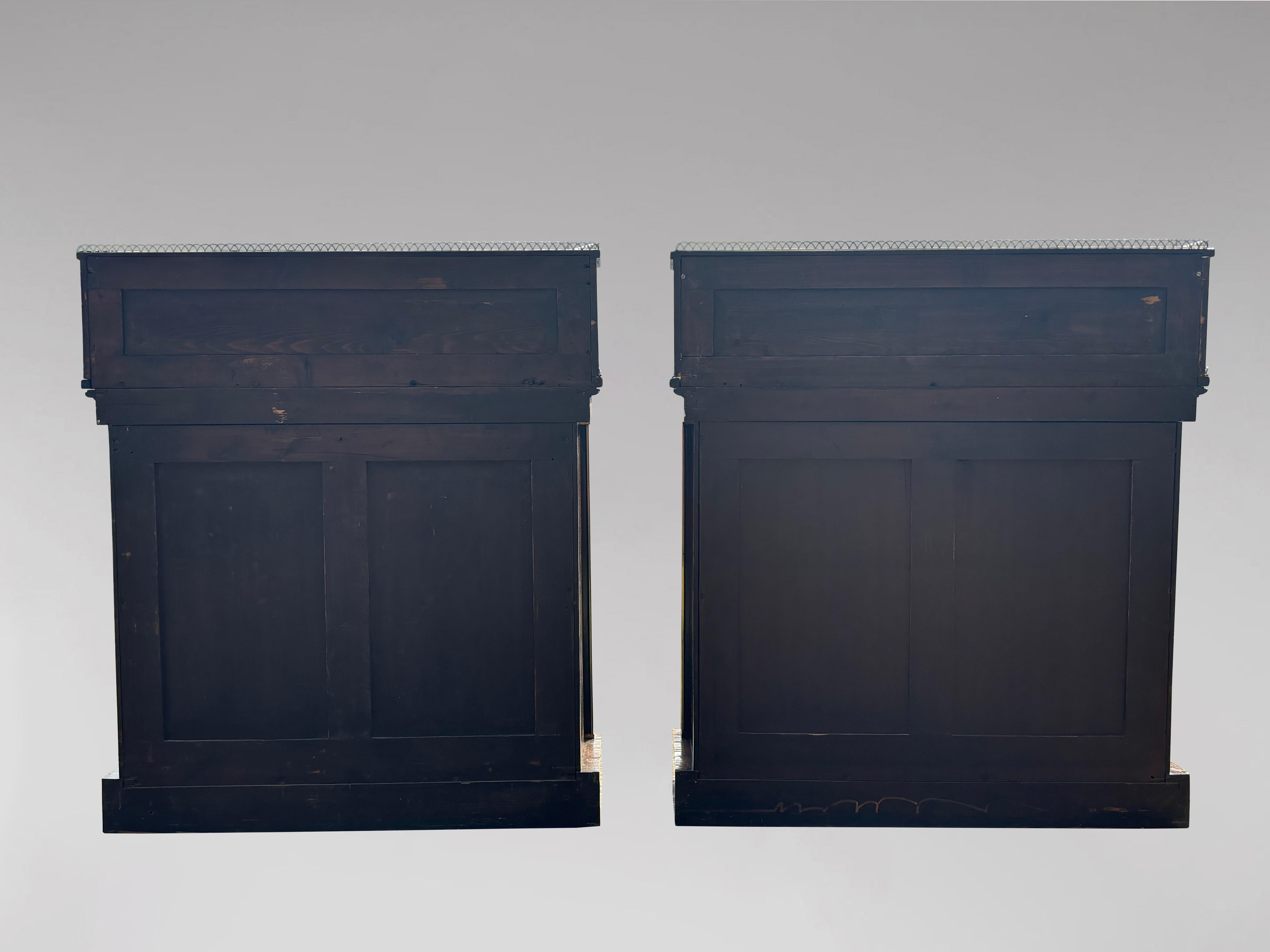 Ottone Coppia di chiffoniere in legno di palissandro del periodo Regency dell'inizio del XIX secolo in vendita