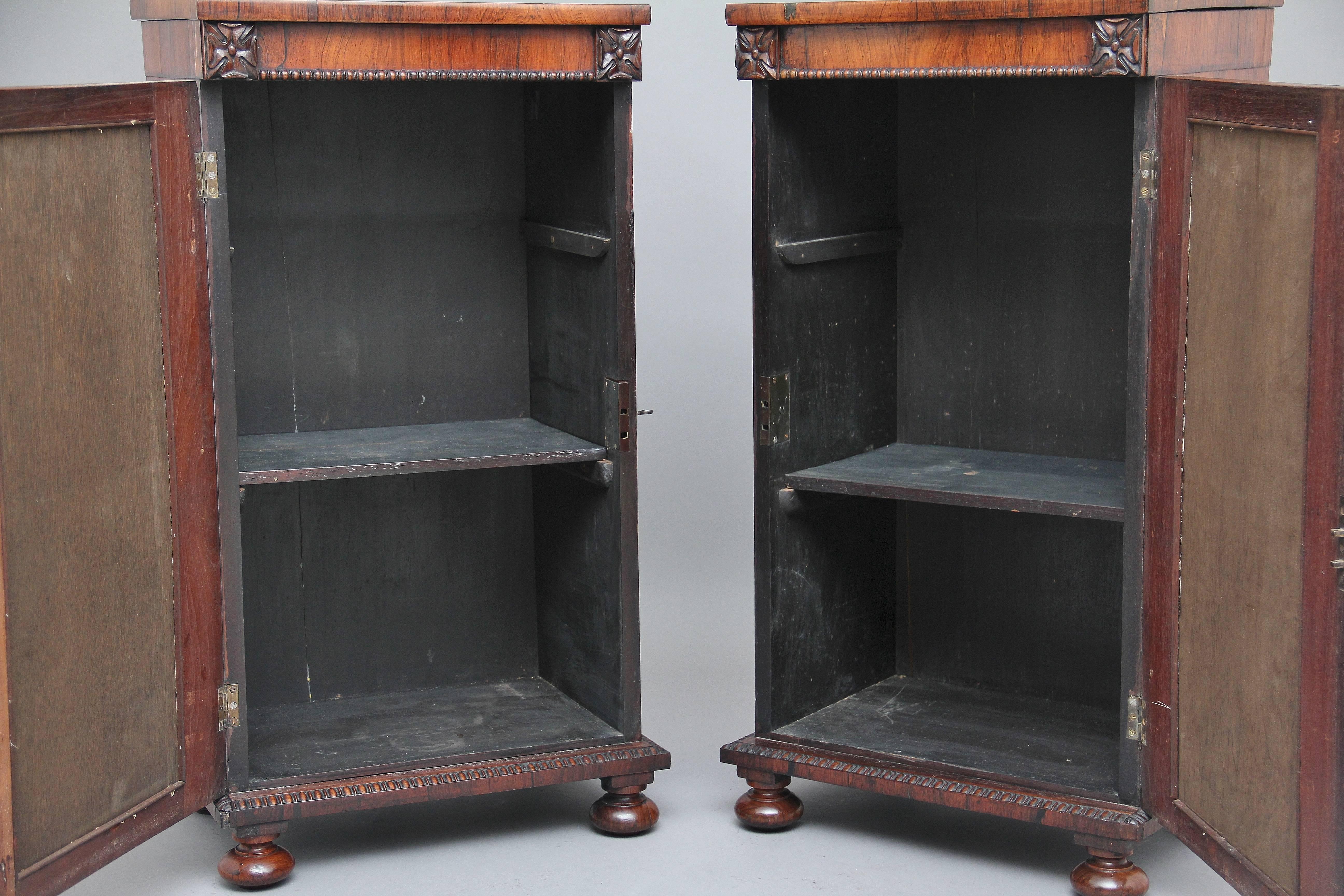Paire d'armoires à piédestaux en bois de rose du début du XIXe siècle en vente 3
