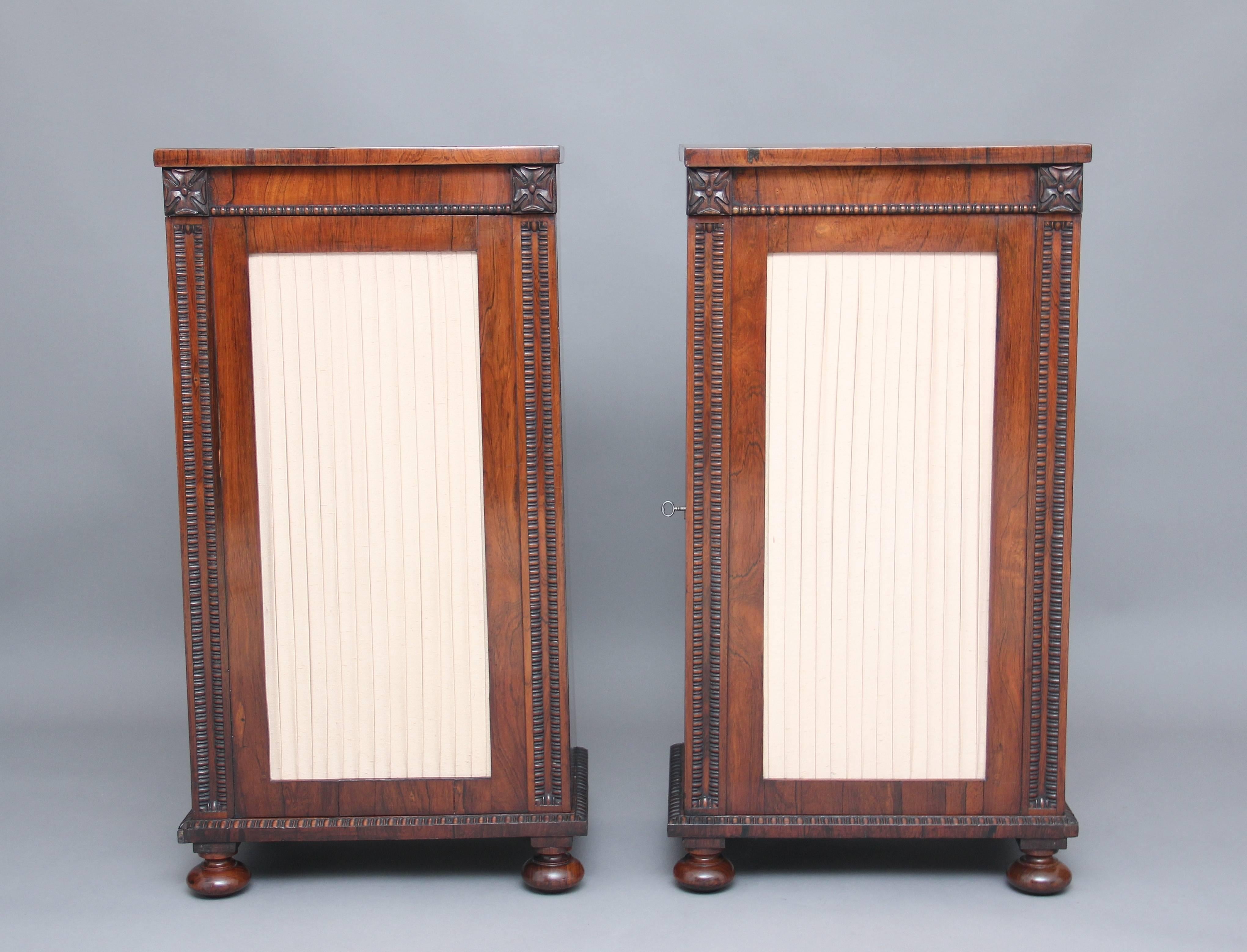 Regency Paire d'armoires à piédestaux en bois de rose du début du XIXe siècle en vente