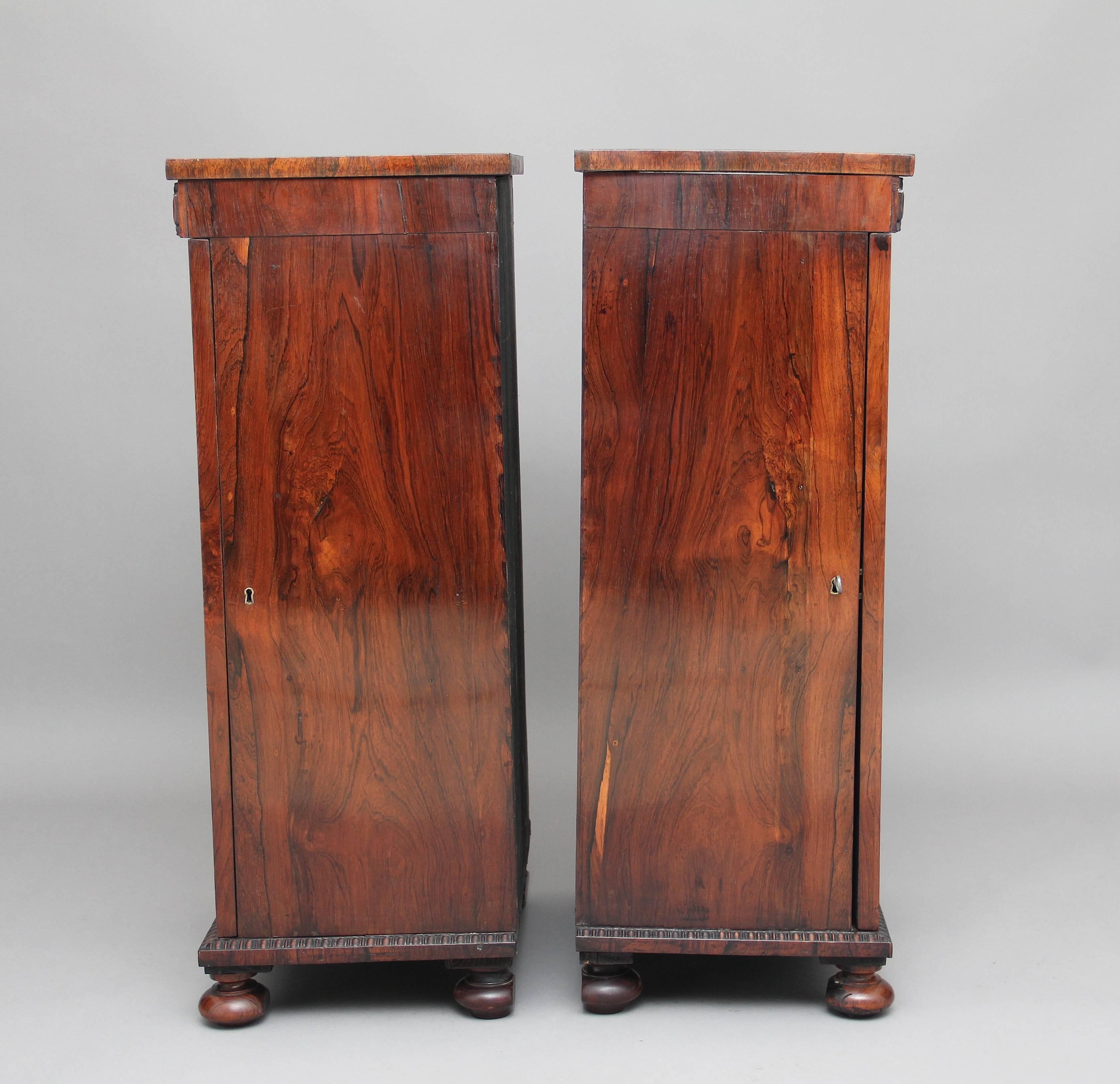 Milieu du XIXe siècle Paire d'armoires à piédestaux en bois de rose du début du XIXe siècle en vente
