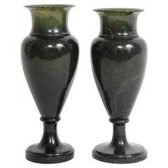 Paire de vases russes en jade vert épinard sculptés à la main au début du 19e siècle