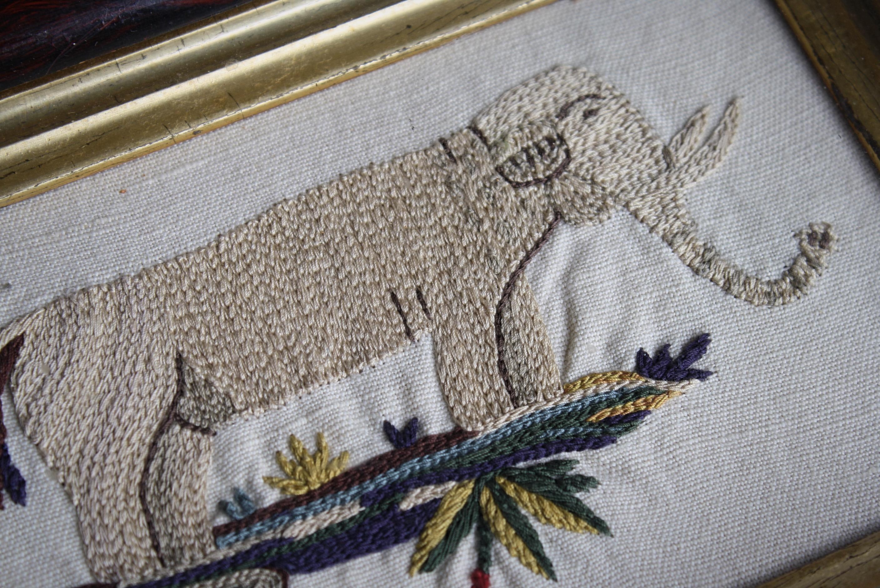 Paire de broderies d'art populaire en soie du début du 19e siècle - Animaux - Éléphant et léopard  en vente 1