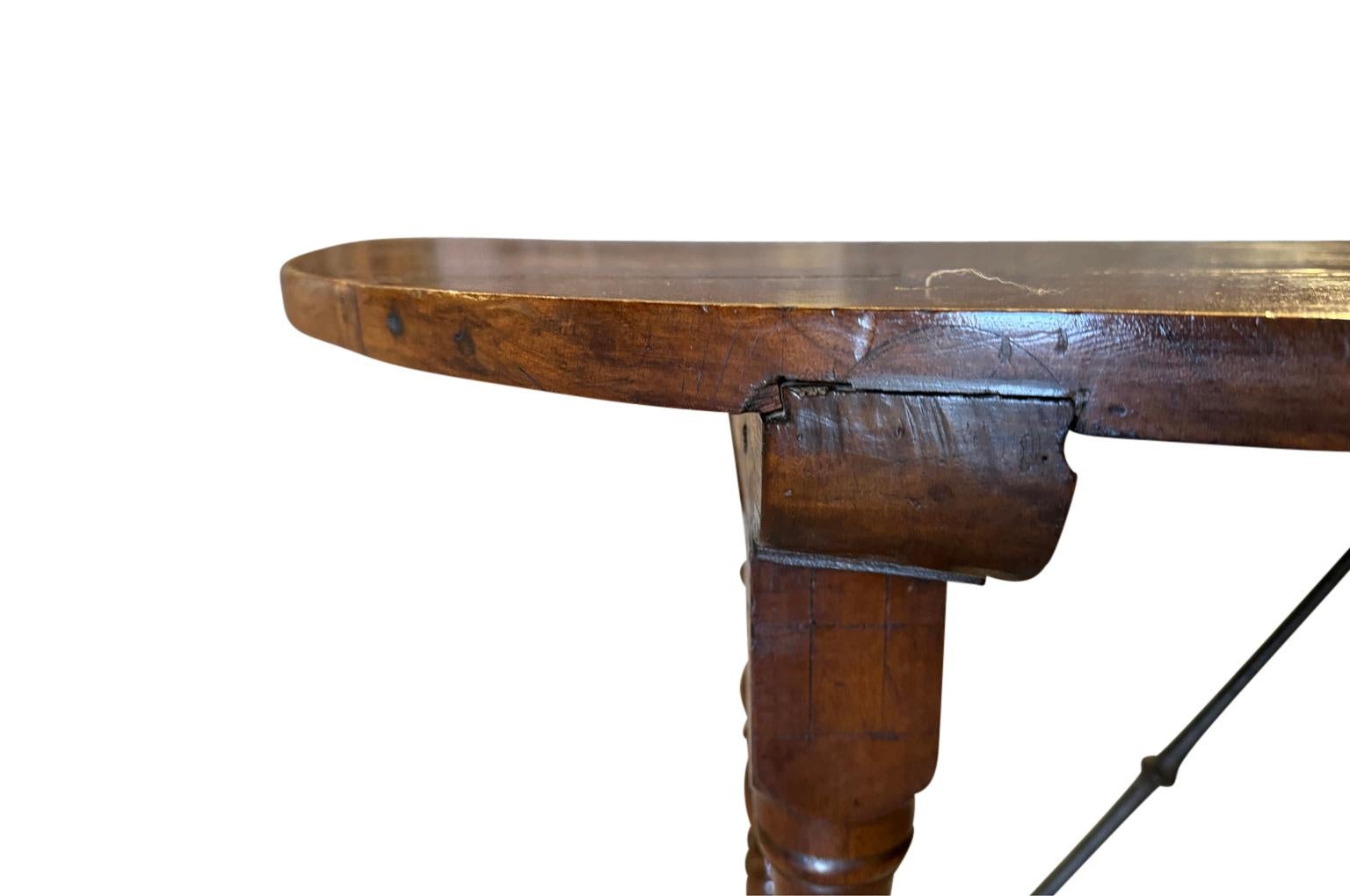 Paire de tables console Demi Lune espagnoles du début du 19ème siècle en vente 5