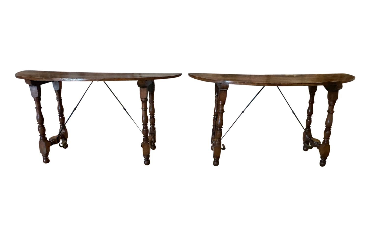 Magnifique paire de consoles Demi Lune du début du 19ème siècle, provenant de la région de Madrid en Espagne. Merveilleusement construit en noyer et en fer. 