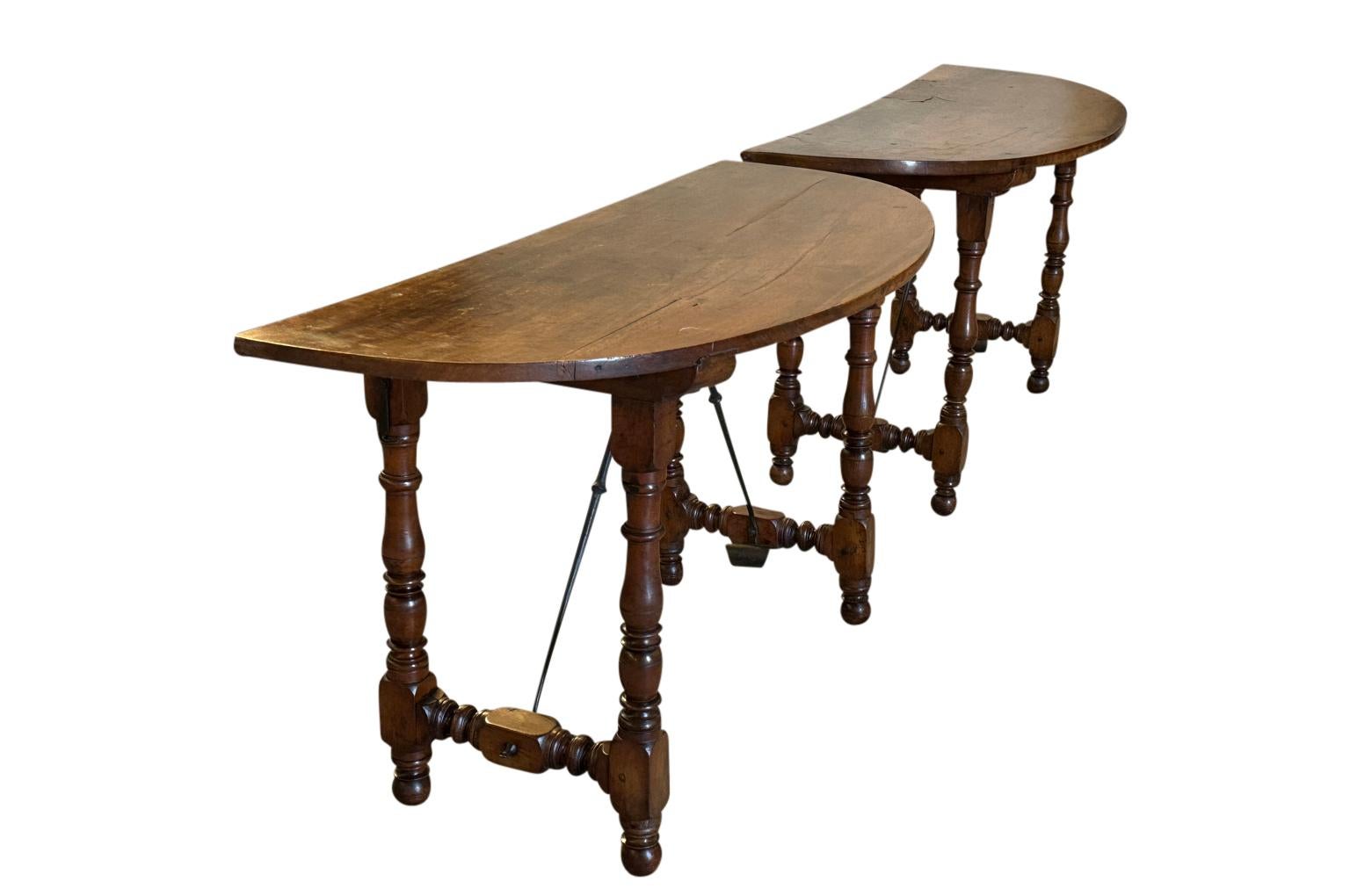 Espagnol Paire de tables console Demi Lune espagnoles du début du 19ème siècle en vente