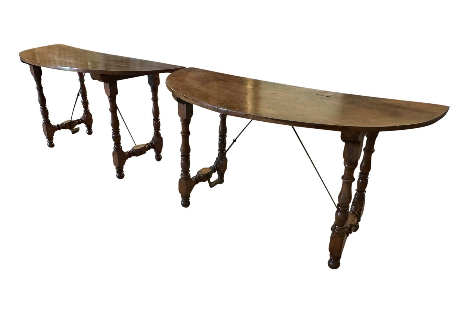 Paire de tables console Demi Lune espagnoles du début du 19ème siècle Bon état - En vente à Round Top, TX