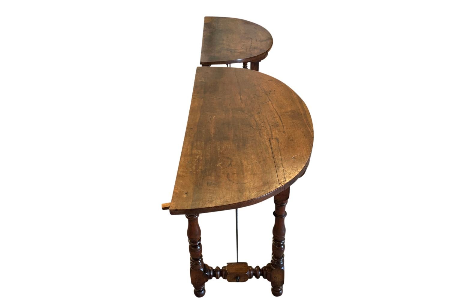 XIXe siècle Paire de tables console Demi Lune espagnoles du début du 19ème siècle en vente