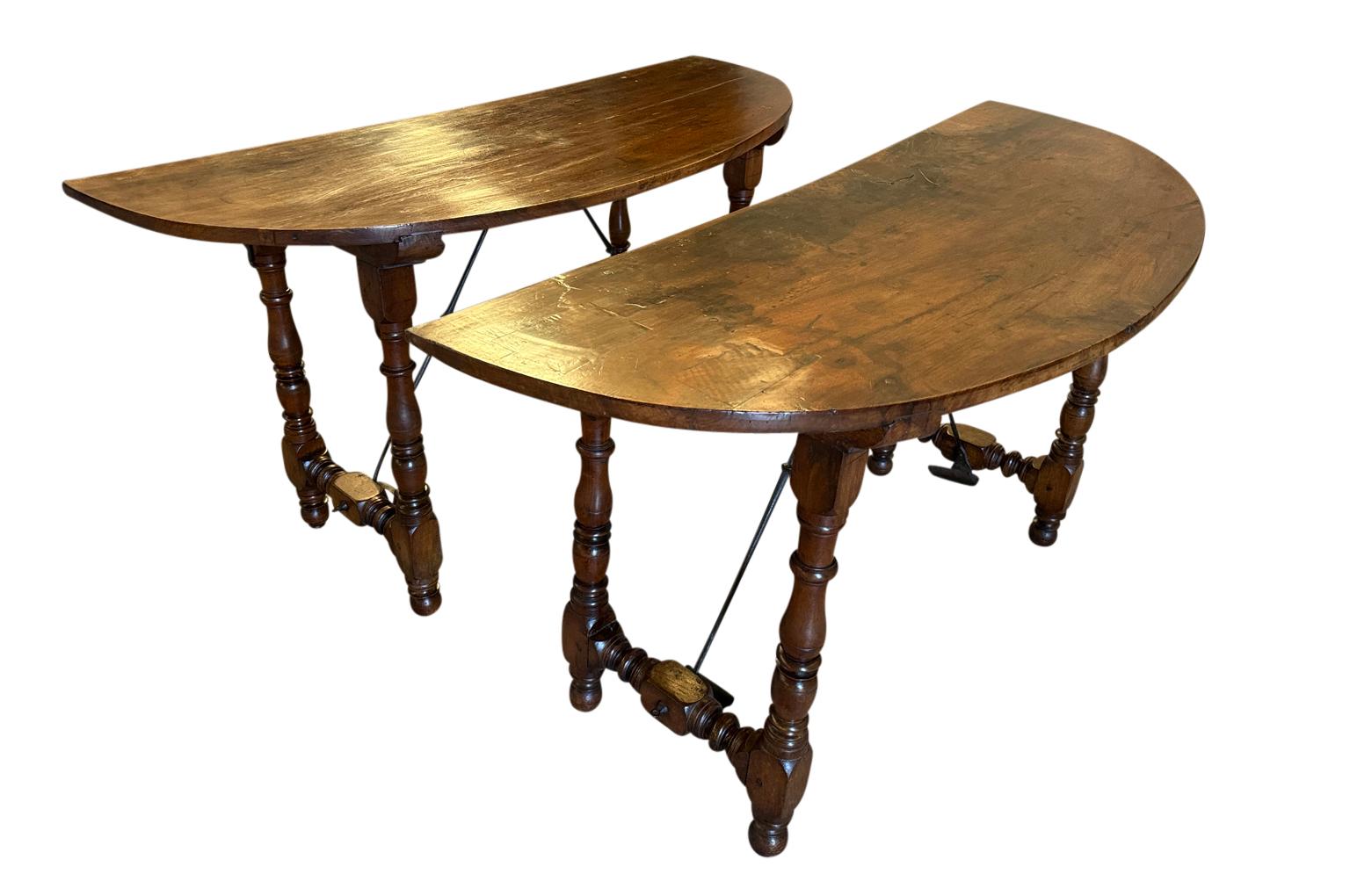 Noyer Paire de tables console Demi Lune espagnoles du début du 19ème siècle en vente