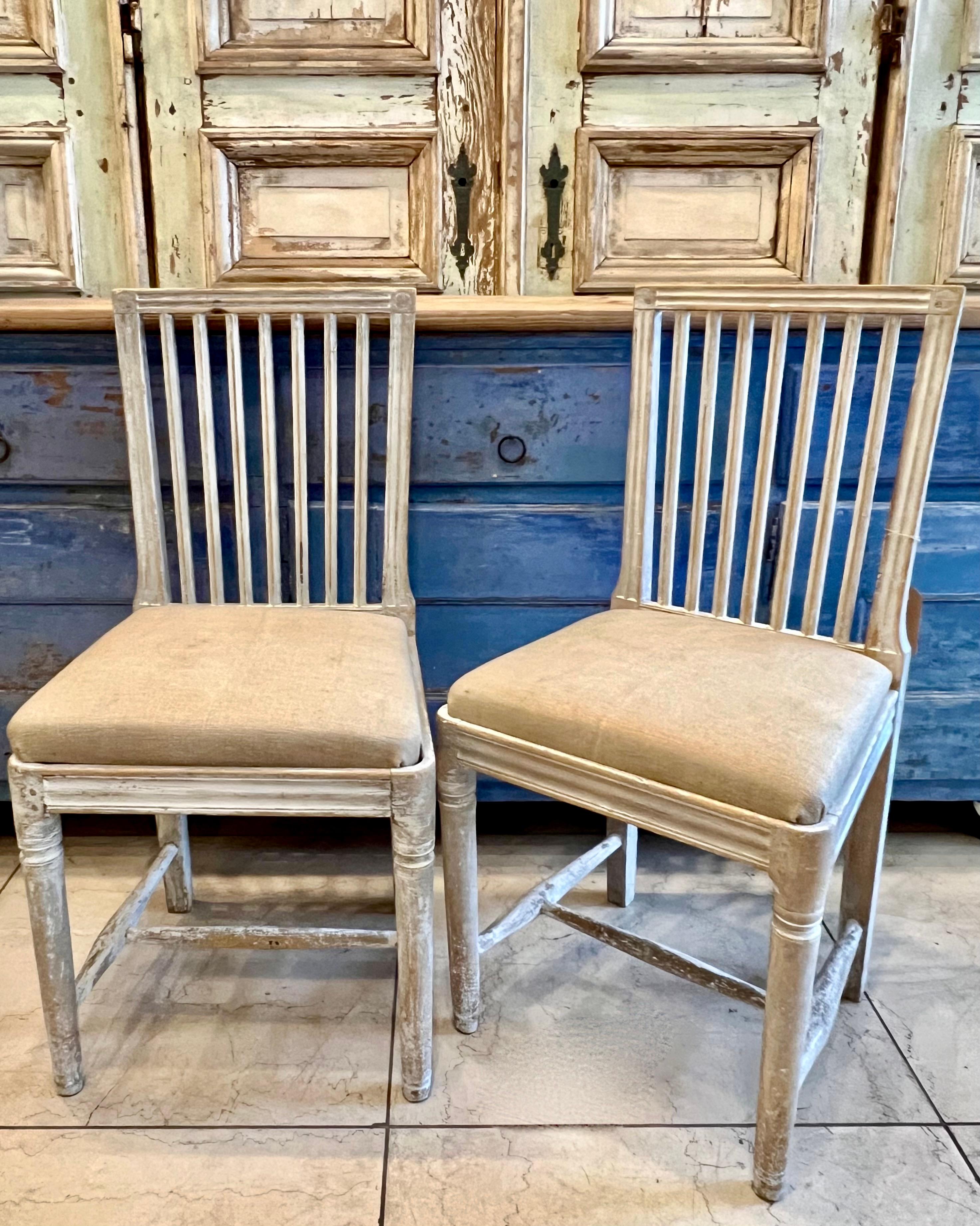Ein Paar schwedische Stühle aus dem frühen 19. Jahrhundert mit geriffelter Rückenlehne, geriffelter Frontschiene und konischen, gedrechselten Beinen.
Die Sitzpads sind mit Leinen bezogen.