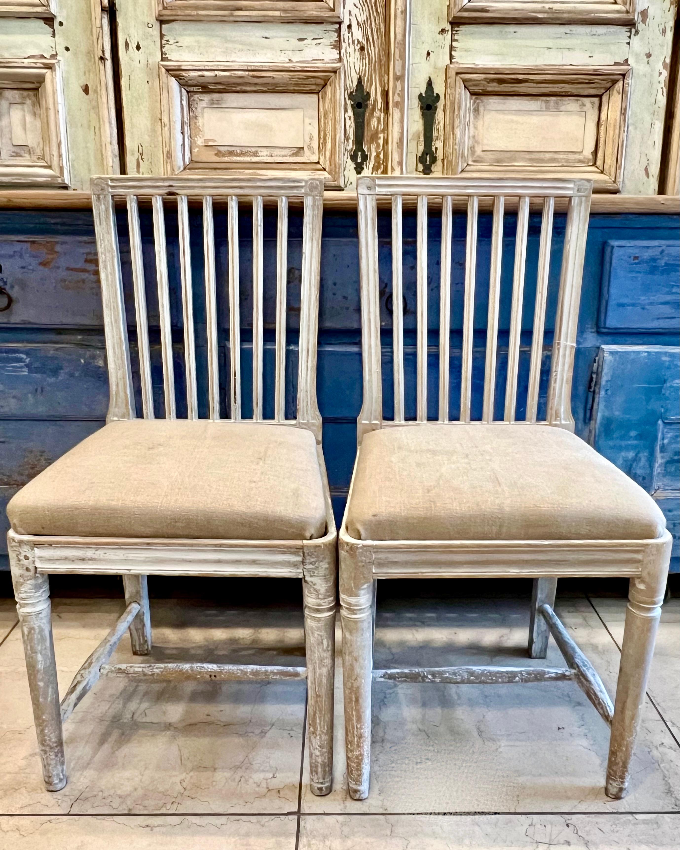 Schwedische Stühle des frühen 19. Jahrhunderts, Paar (Handgeschnitzt) im Angebot