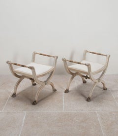 Coppia di sgabelli svedesi gustaviani dell'inizio del XIX secolo