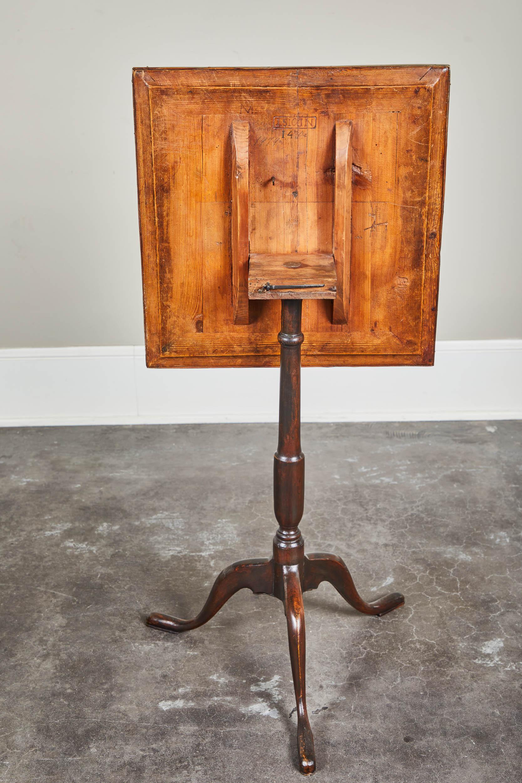 Pair of Early 19th Century Swedish Pedestal Tilt-Top Tables In Good Condition In Pasadena, CA