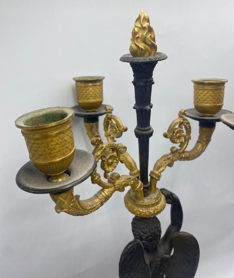 Paar hohe französische Empire-Kandelaber aus Goldbronze und Bronze aus dem frühen 19. Jahrhundert (Französisch) im Angebot
