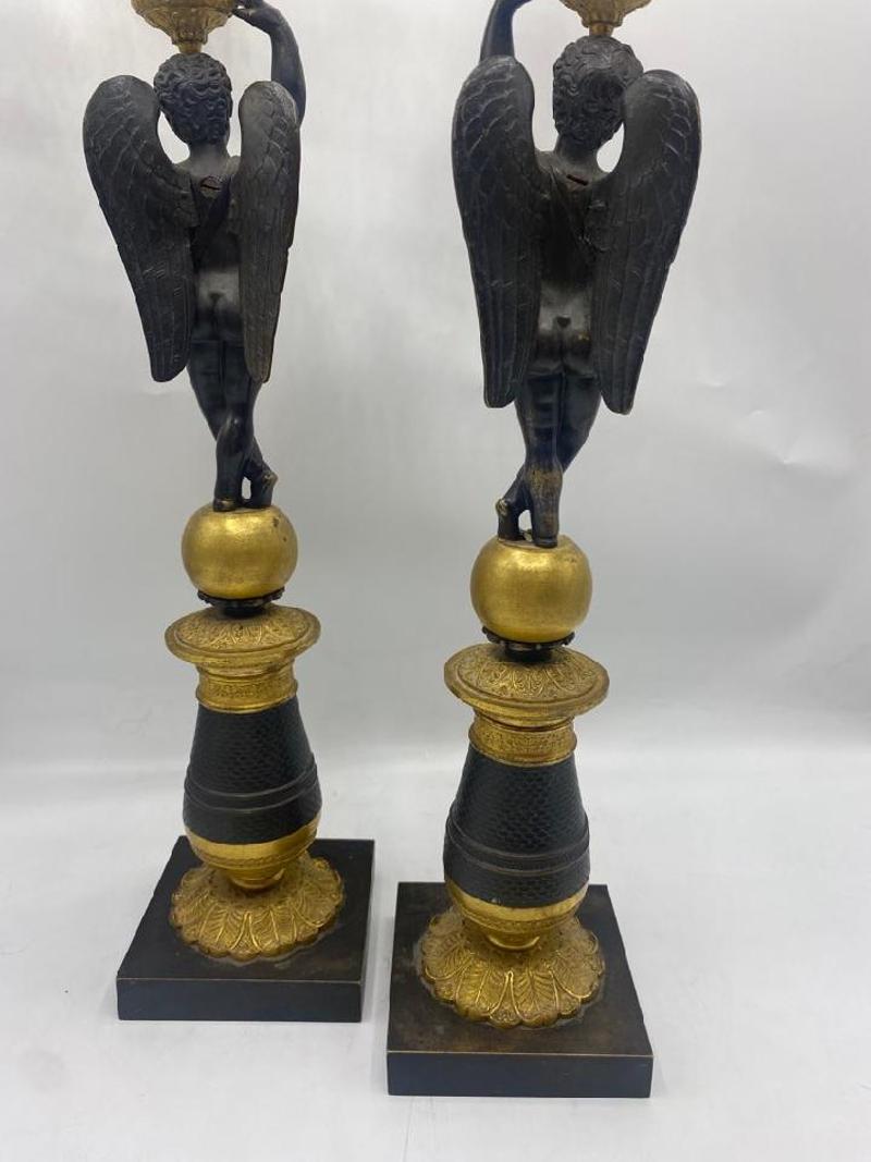 Paar hohe französische Empire-Kandelaber aus Goldbronze und Bronze aus dem frühen 19. Jahrhundert im Zustand „Gut“ im Angebot in Middleburg, VA